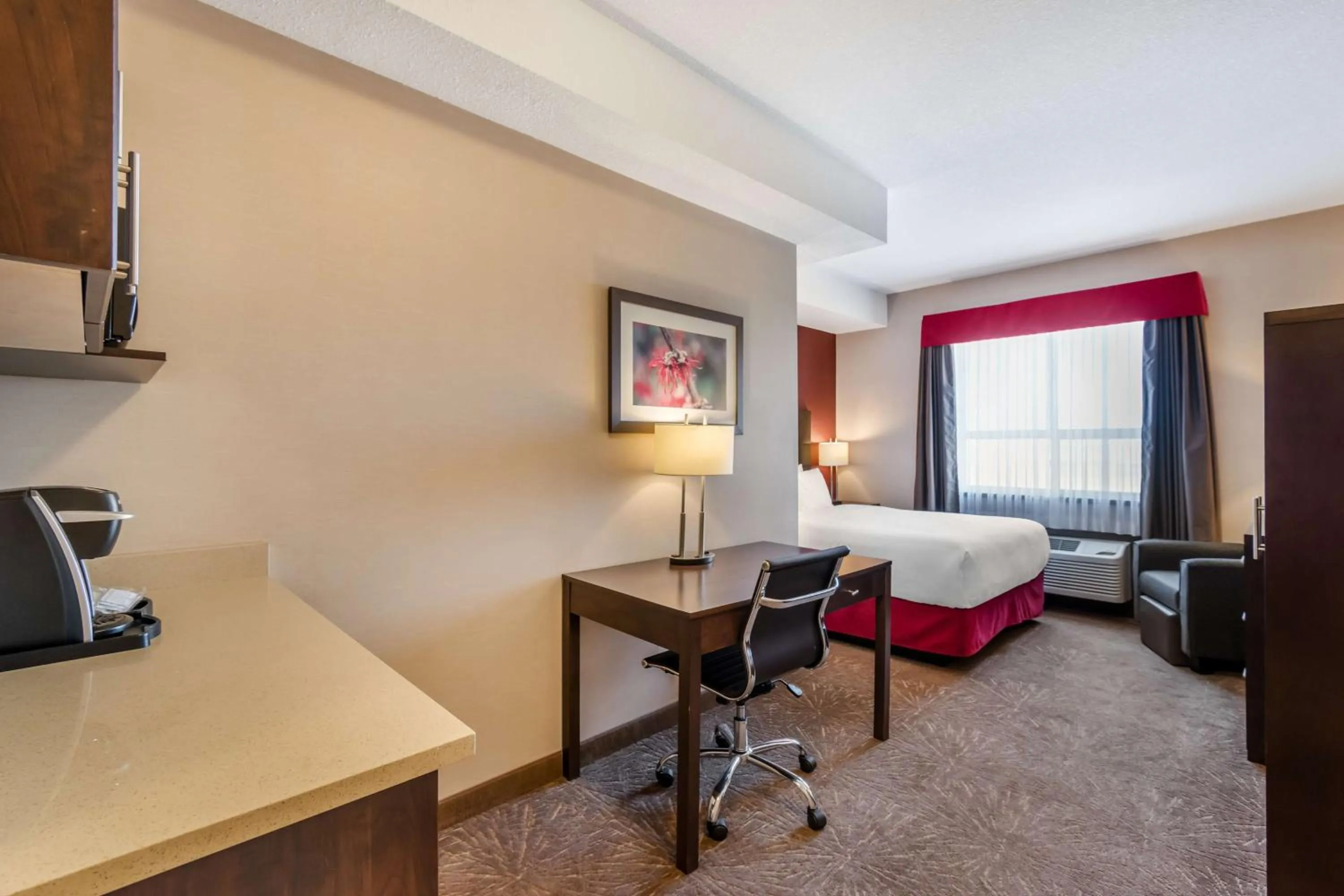 Bedroom, Bed in Best Western Plus Kindersley Hotel