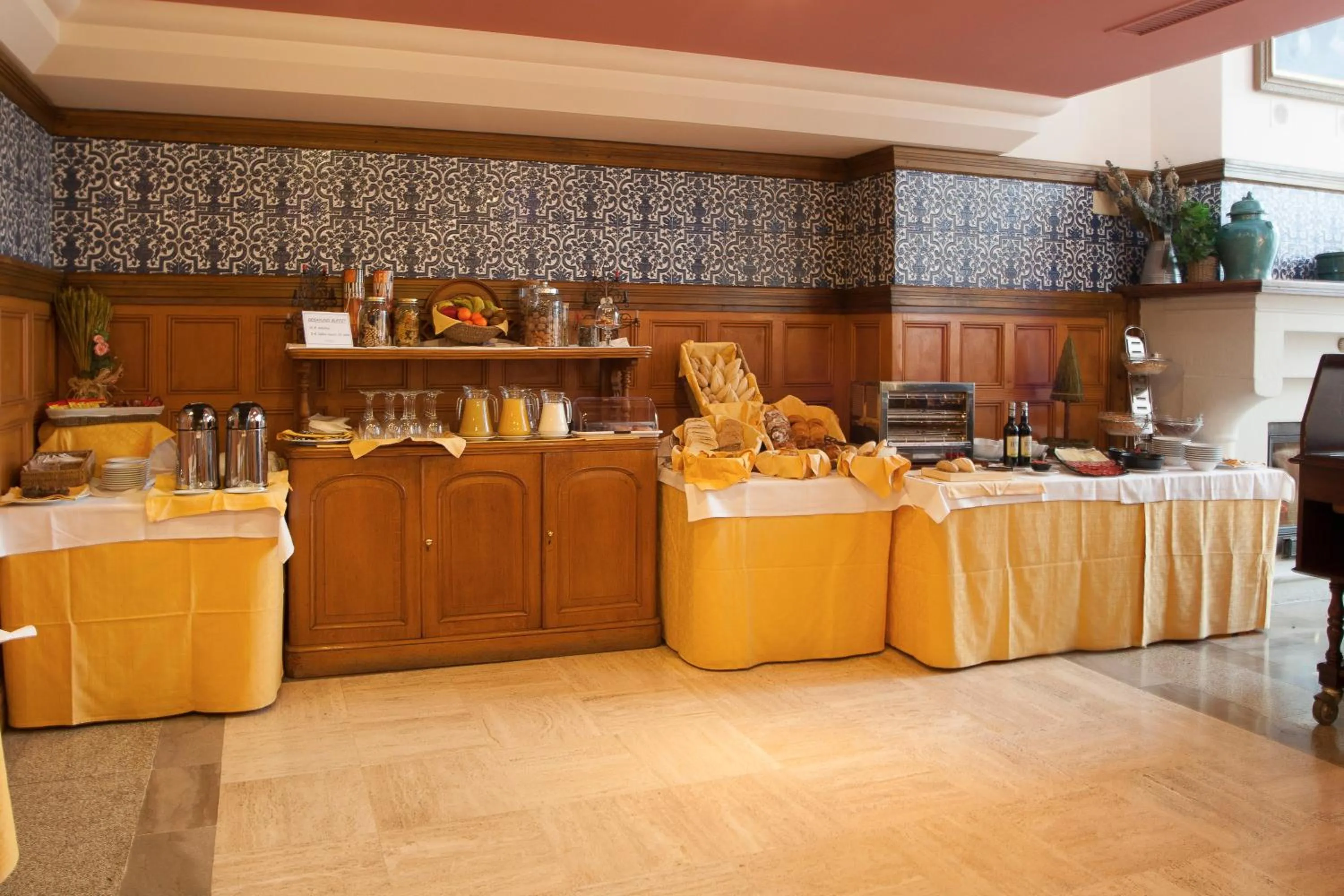 Restaurant/places to eat in Hotel Apartamentos Trevenque