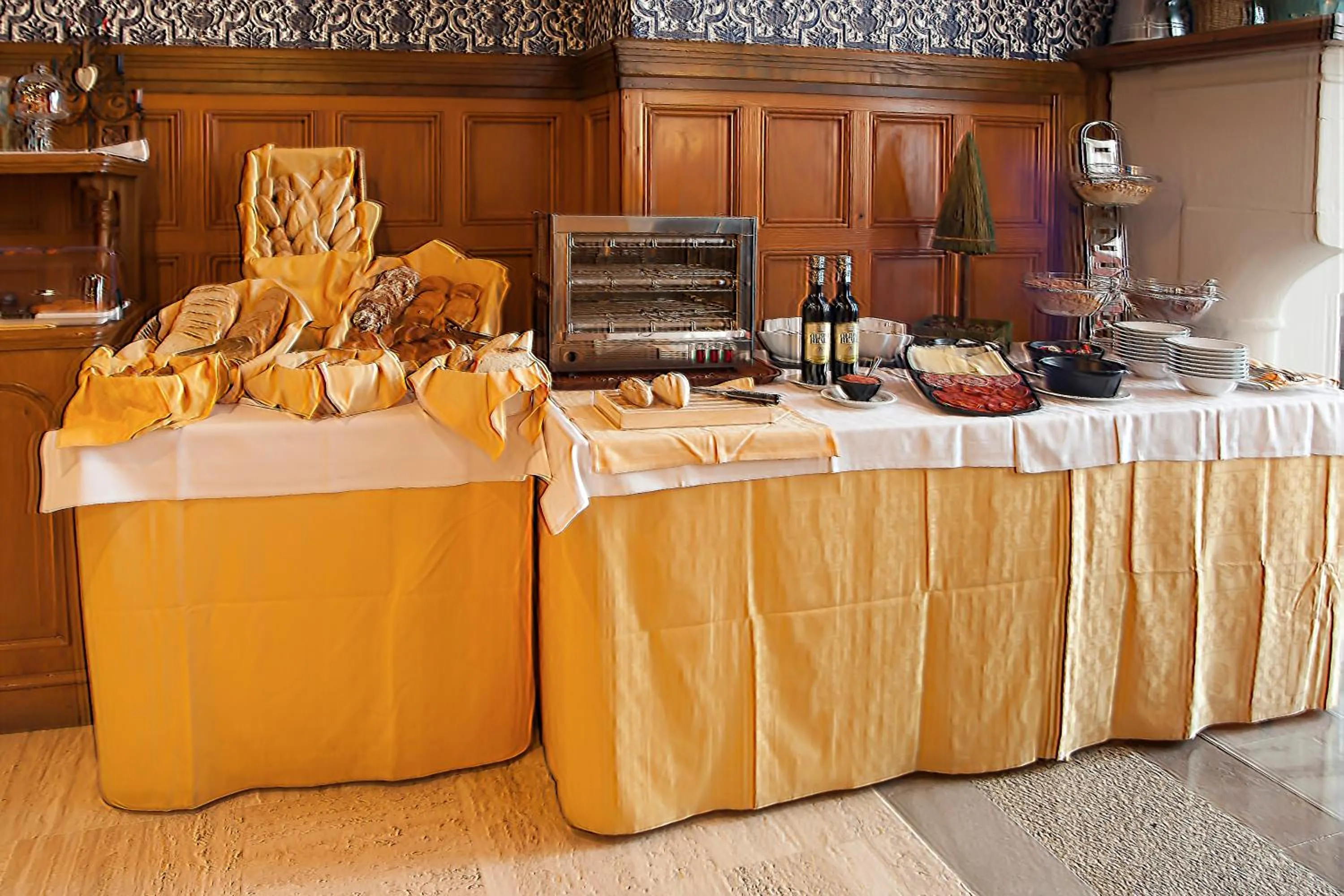 Restaurant/places to eat in Hotel Apartamentos Trevenque