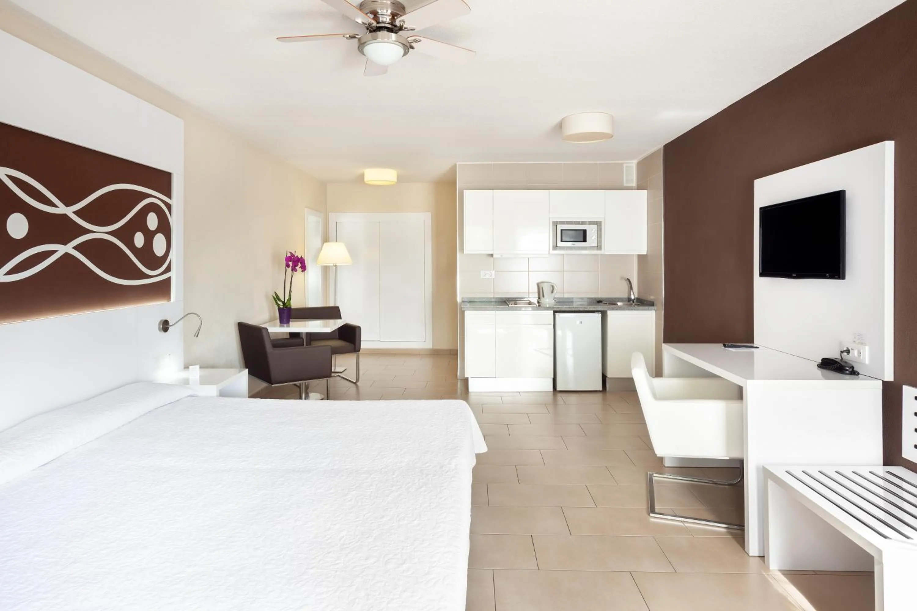 Bed in Playaolid Suites & Apartments