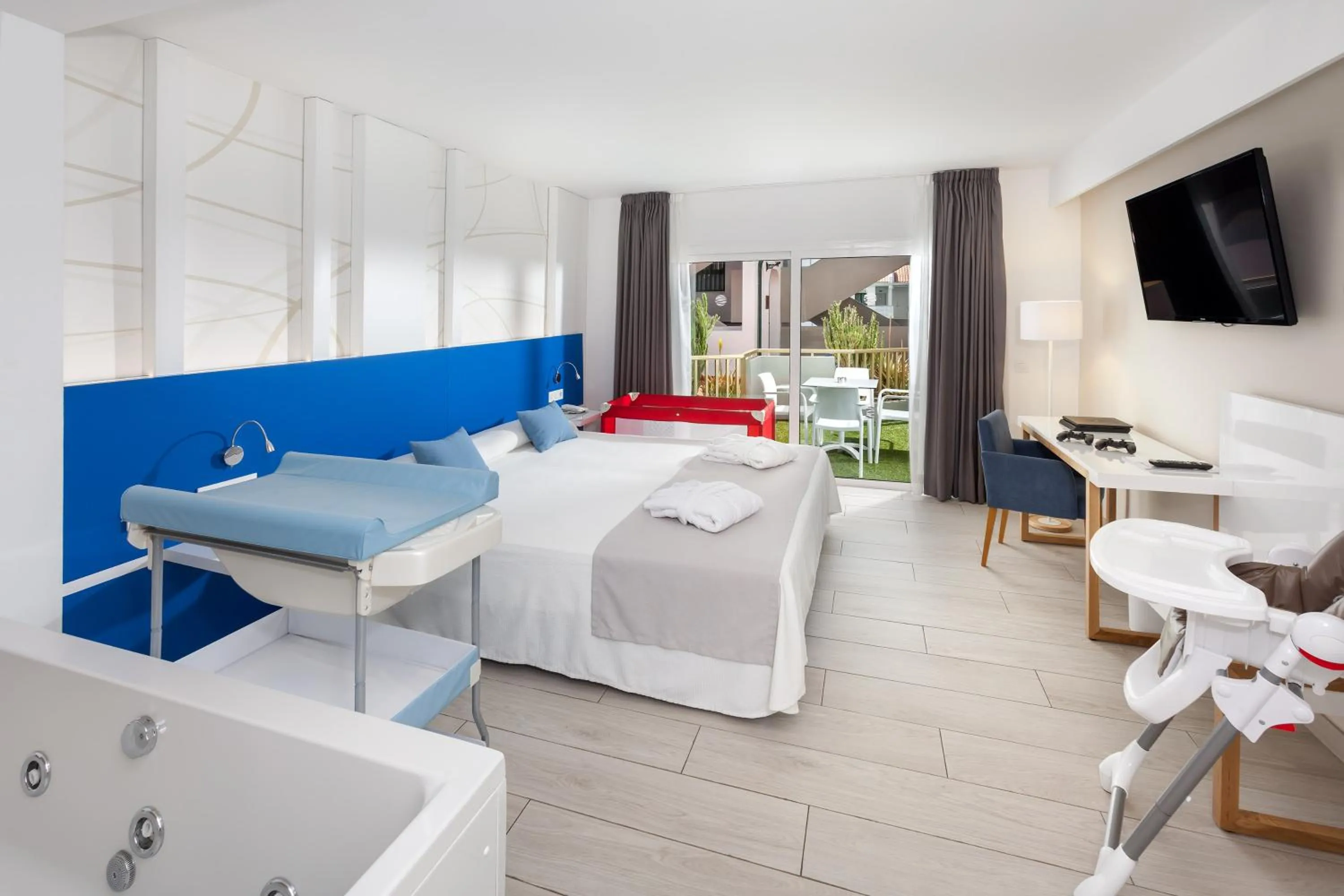 Bed in Playaolid Suites & Apartments