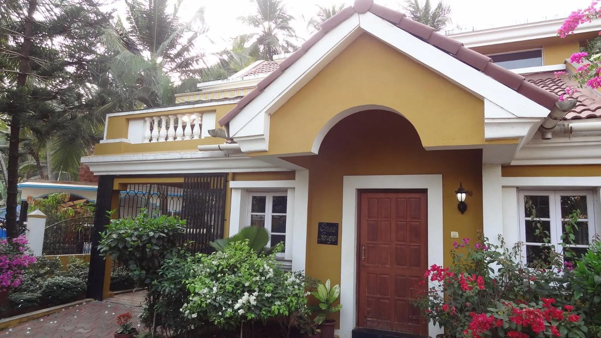 Facade/entrance in Boutique Villa, beach 10min, cook on request