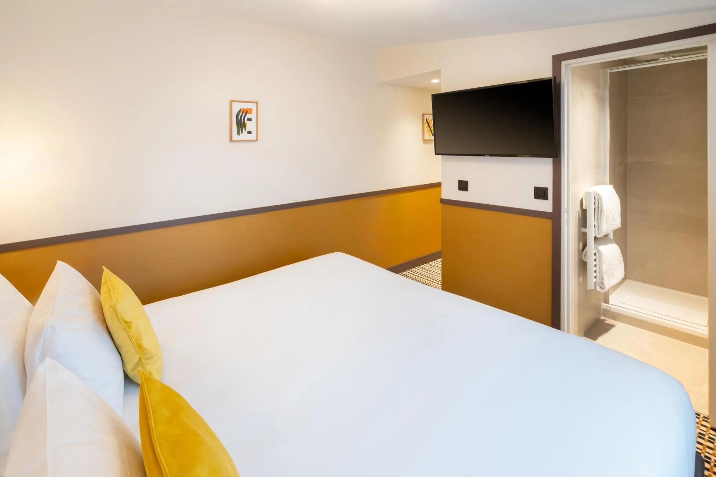 TV and multimedia, Bed in Best Western Plus Au Grand Saint Jean