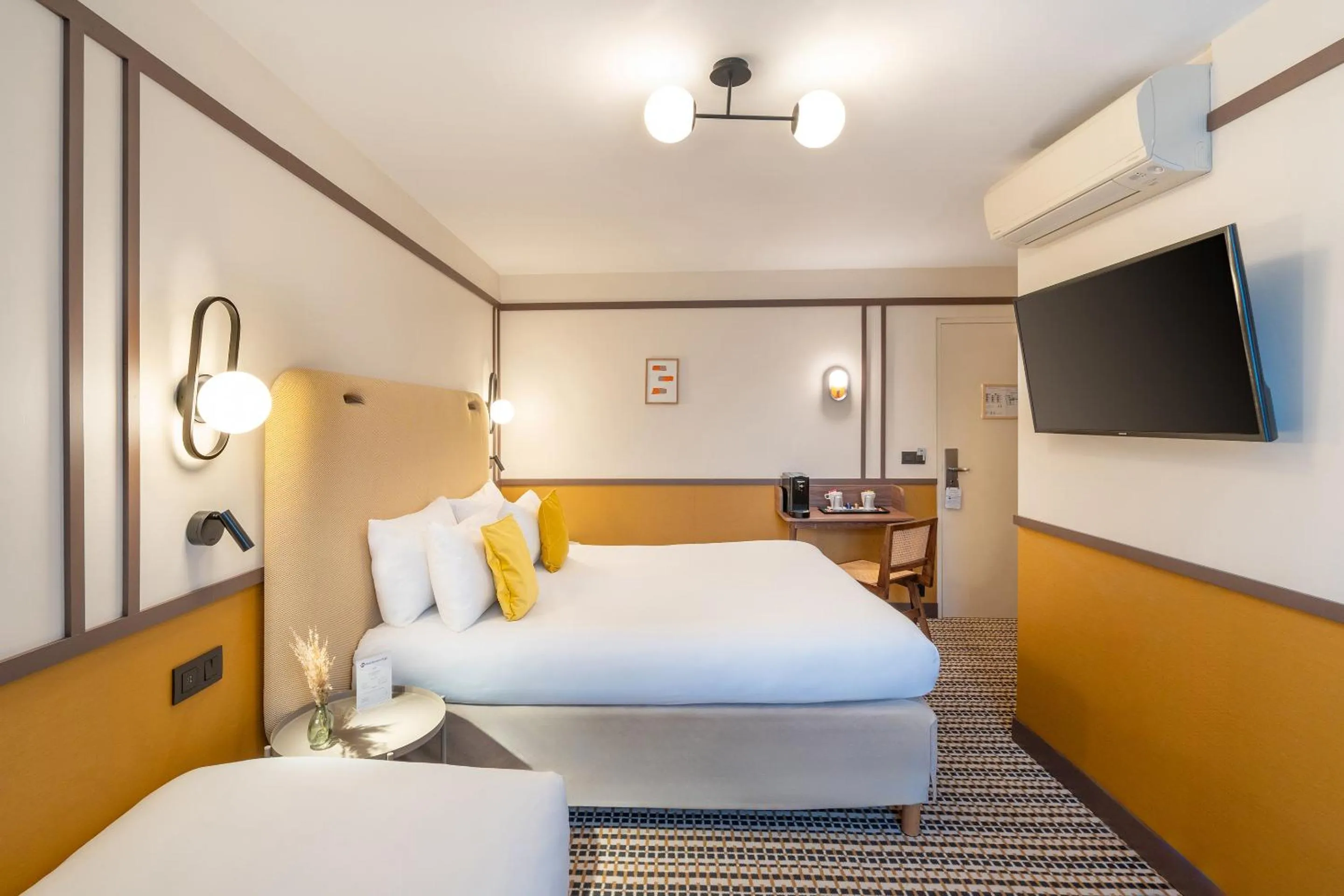 Bed in Best Western Plus Au Grand Saint Jean