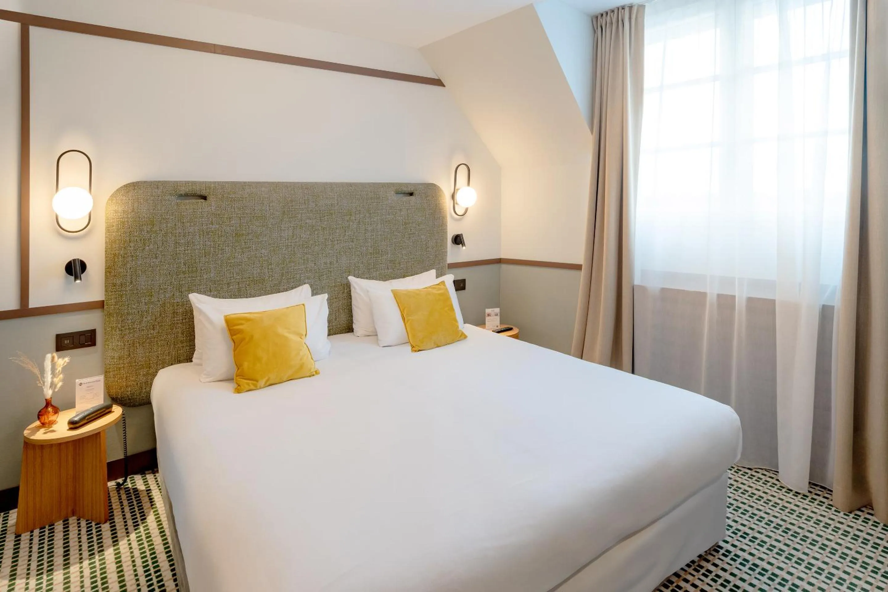 Bed in Best Western Plus Au Grand Saint Jean