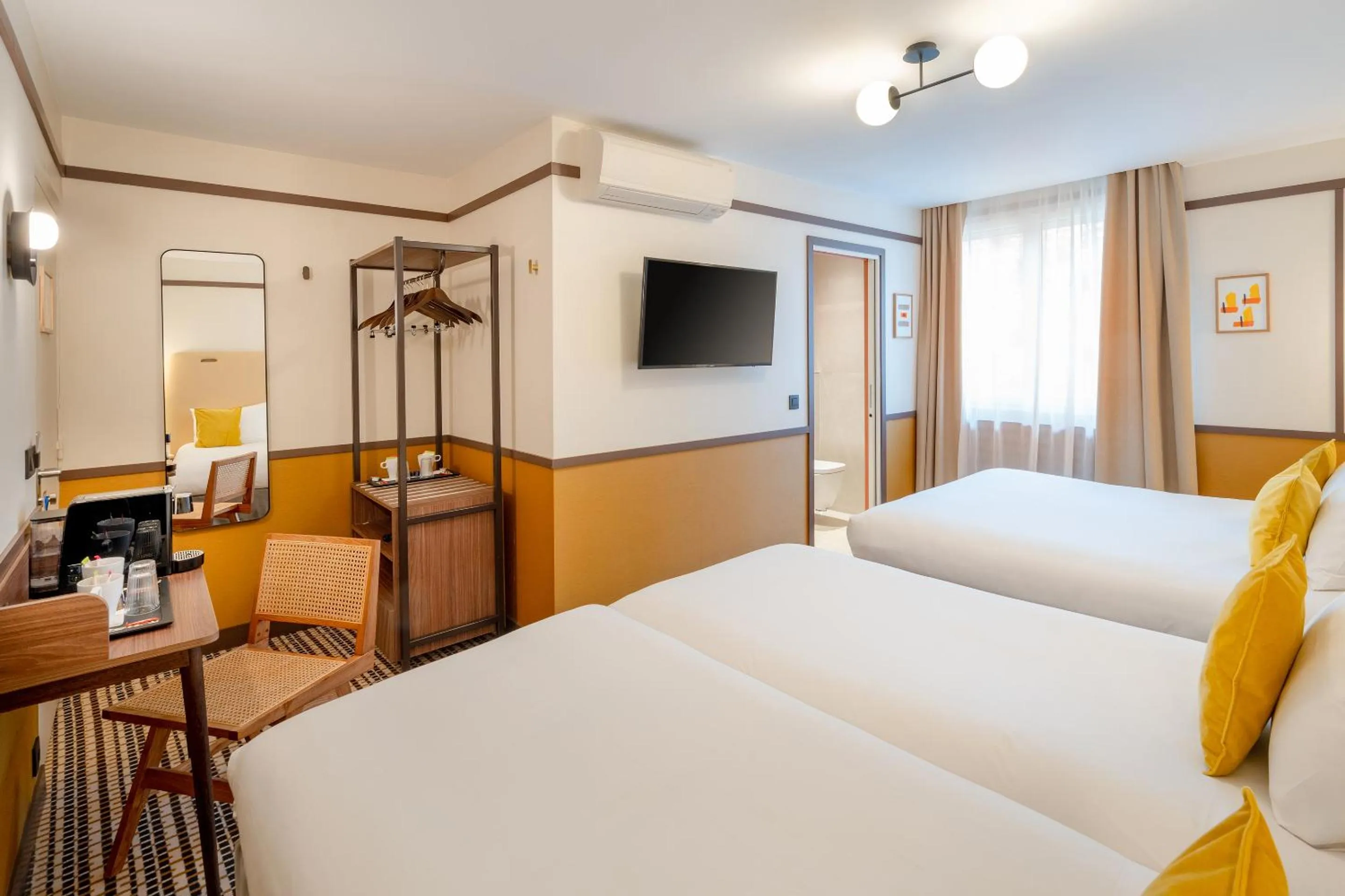 Bed in Best Western Plus Au Grand Saint Jean