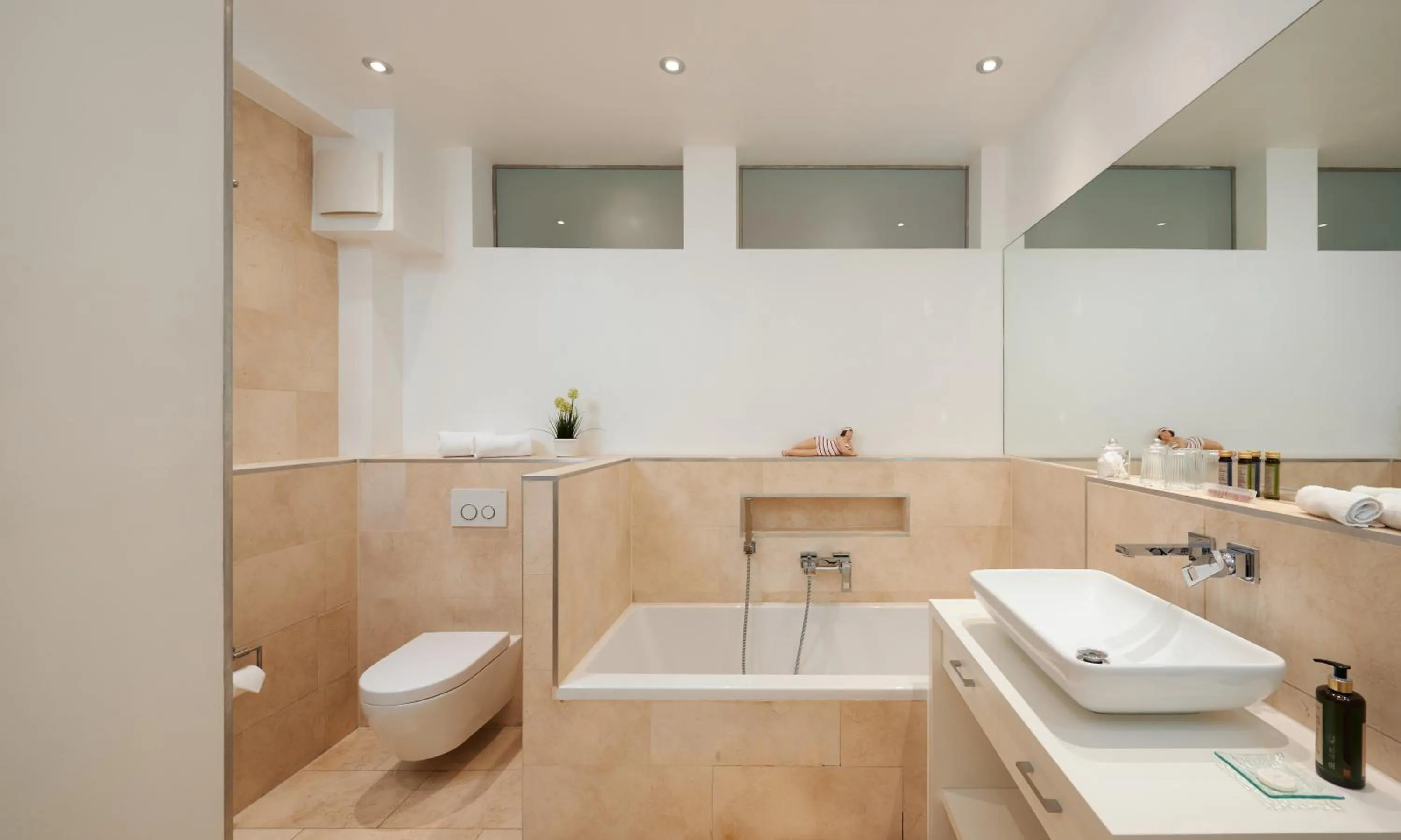 Shower in Deluxe Apartments Christina 120 m² im Design Hotel Vosteen