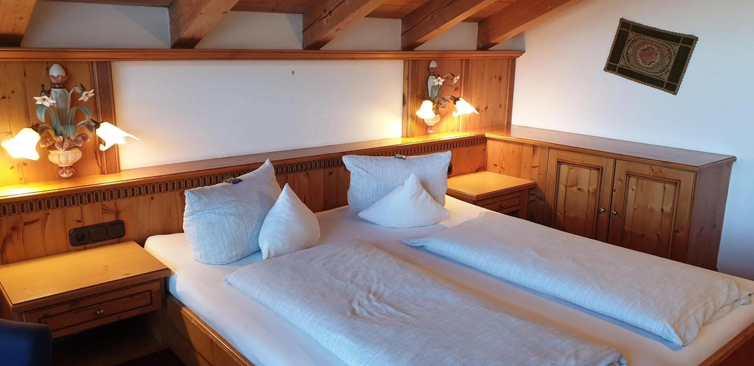 Bedroom, Bed in Alpenotel Rosenhof Ruhpolding, Wellness, Chiemgau Karte, Travelingo Bonus Programm