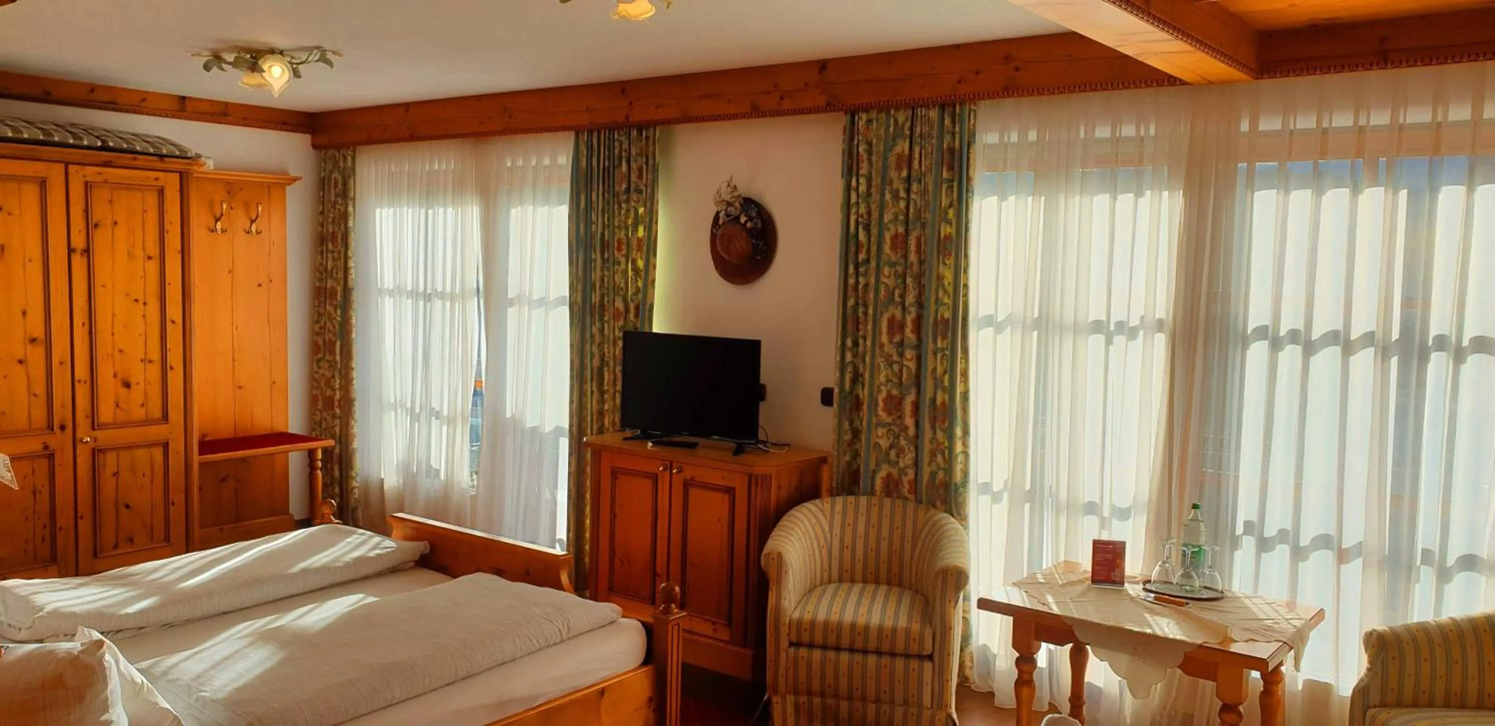 Bed in Alpenotel Rosenhof Ruhpolding, Wellness, Chiemgau Karte, Travelingo Bonus Programm