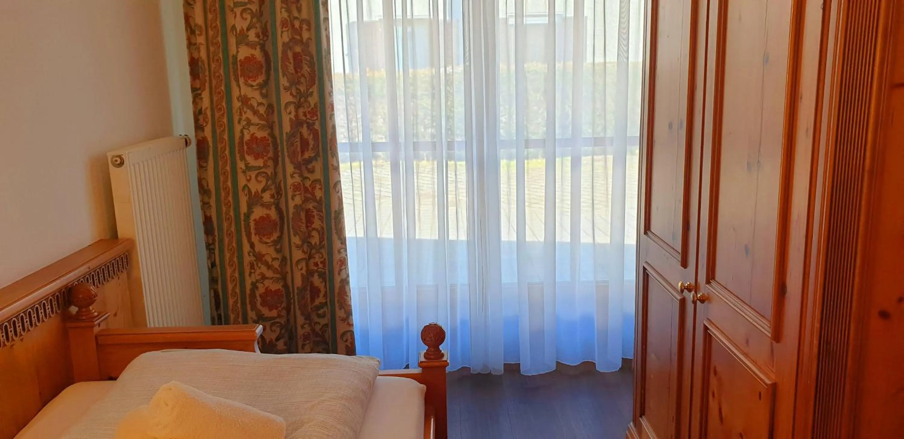 furniture, Bed in Alpenotel Rosenhof Ruhpolding, Wellness, Chiemgau Karte, Travelingo Bonus Programm