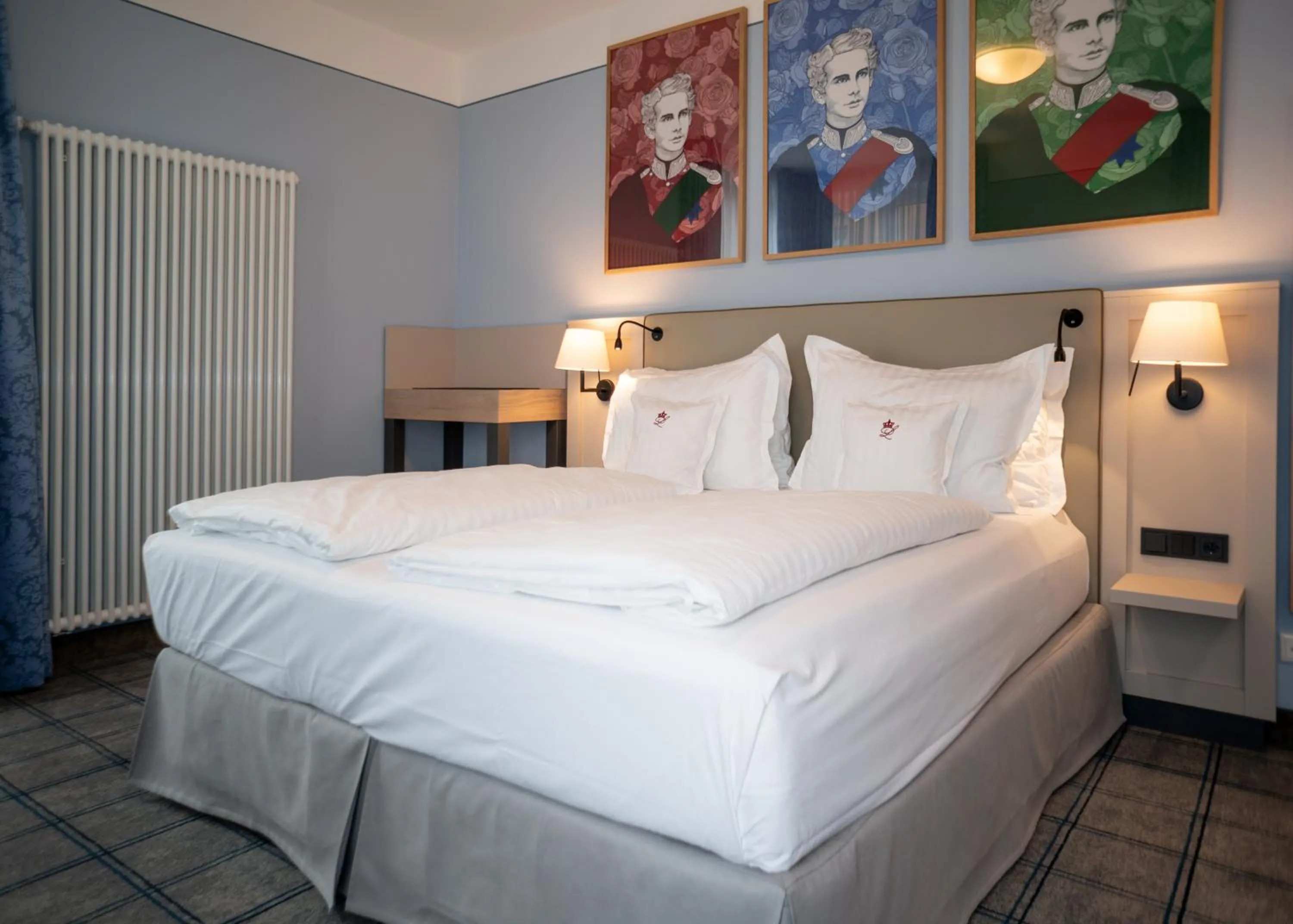 Photo of the whole room, Bed in Hotel König Ludwig II