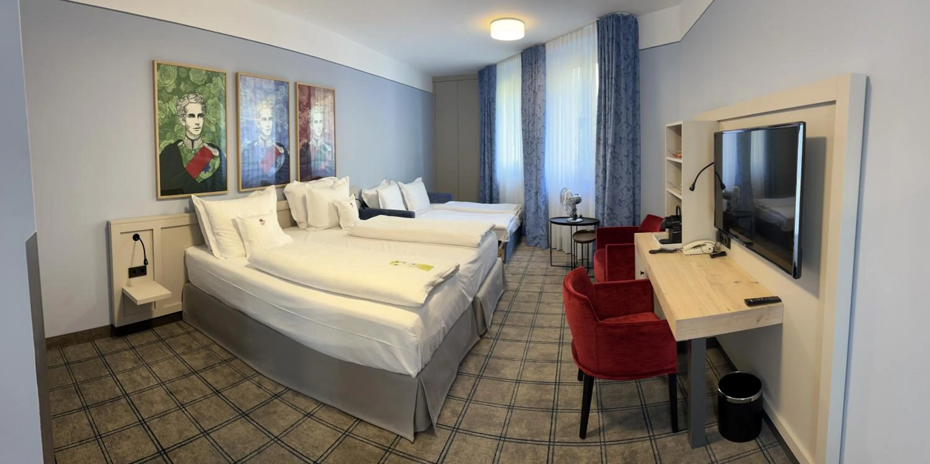 Photo of the whole room, Bed in Hotel König Ludwig II