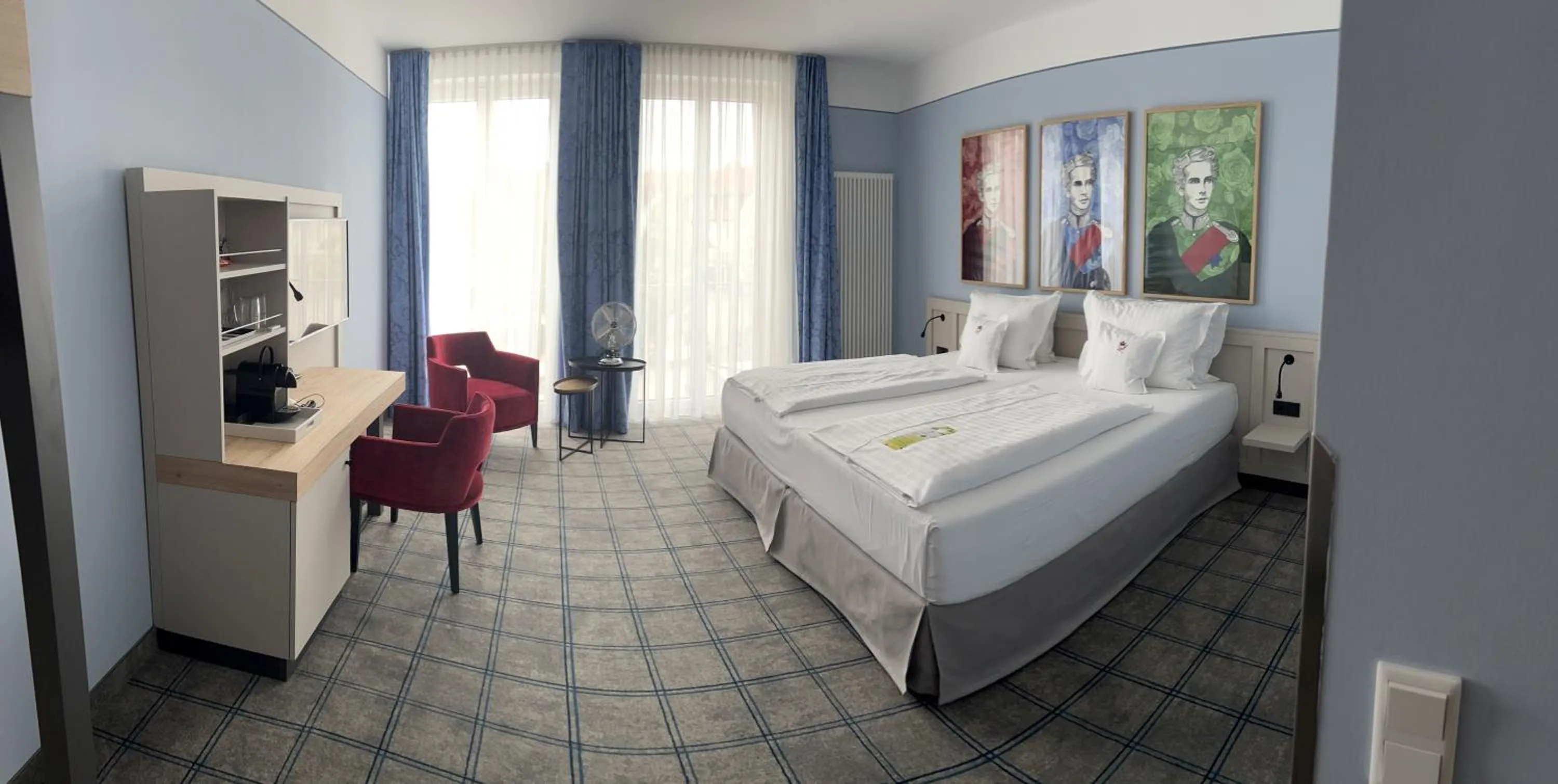 Photo of the whole room, Bed in Hotel König Ludwig II