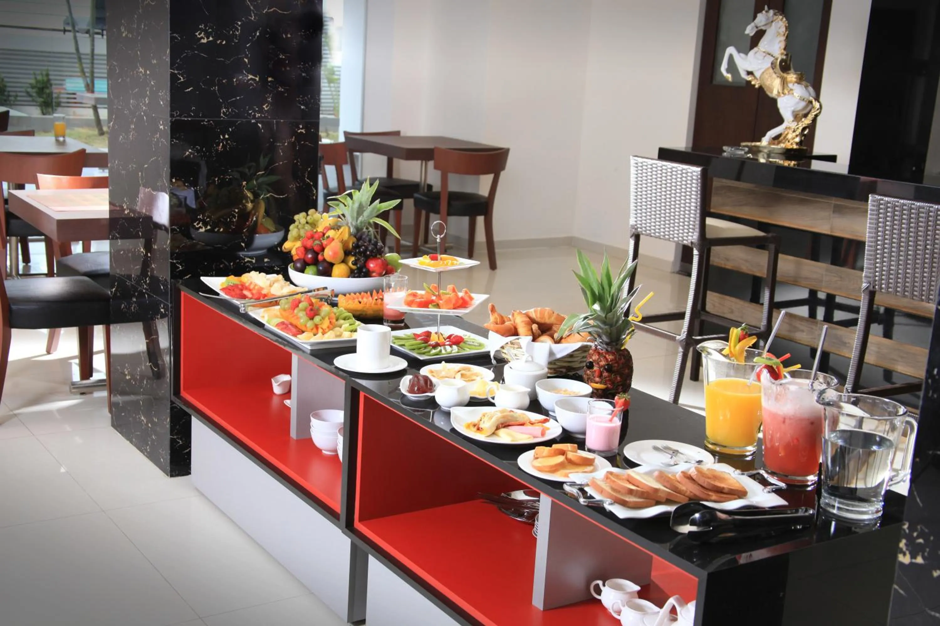 Restaurant/places to eat in Prince Hotel