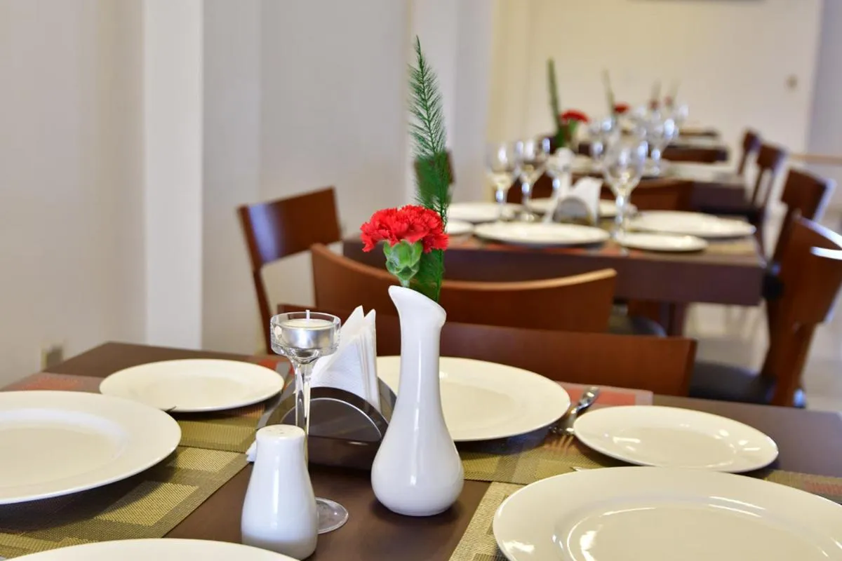 Restaurant/places to eat in Prince Hotel