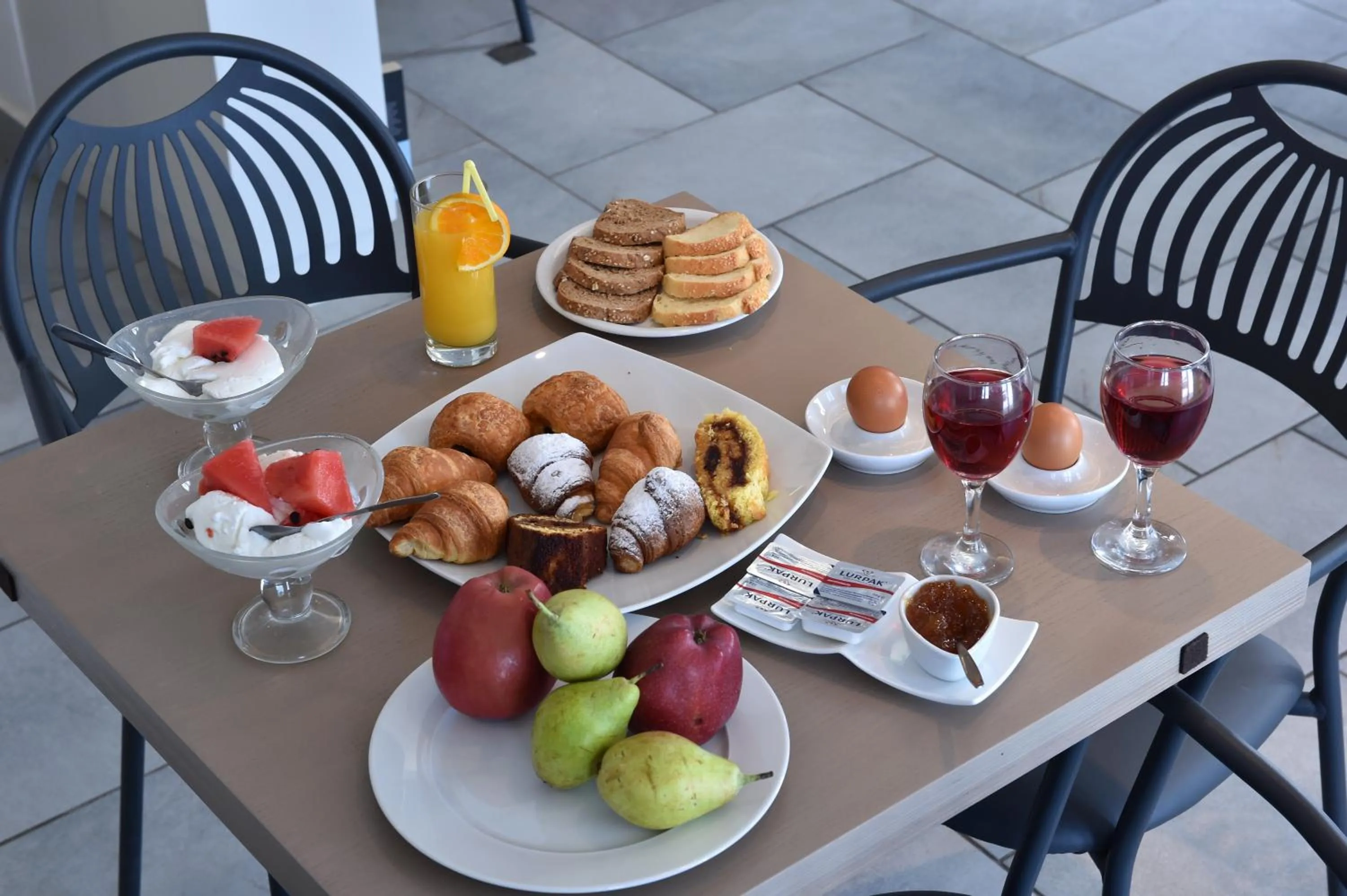 Food and drinks in Alexandros Apartments