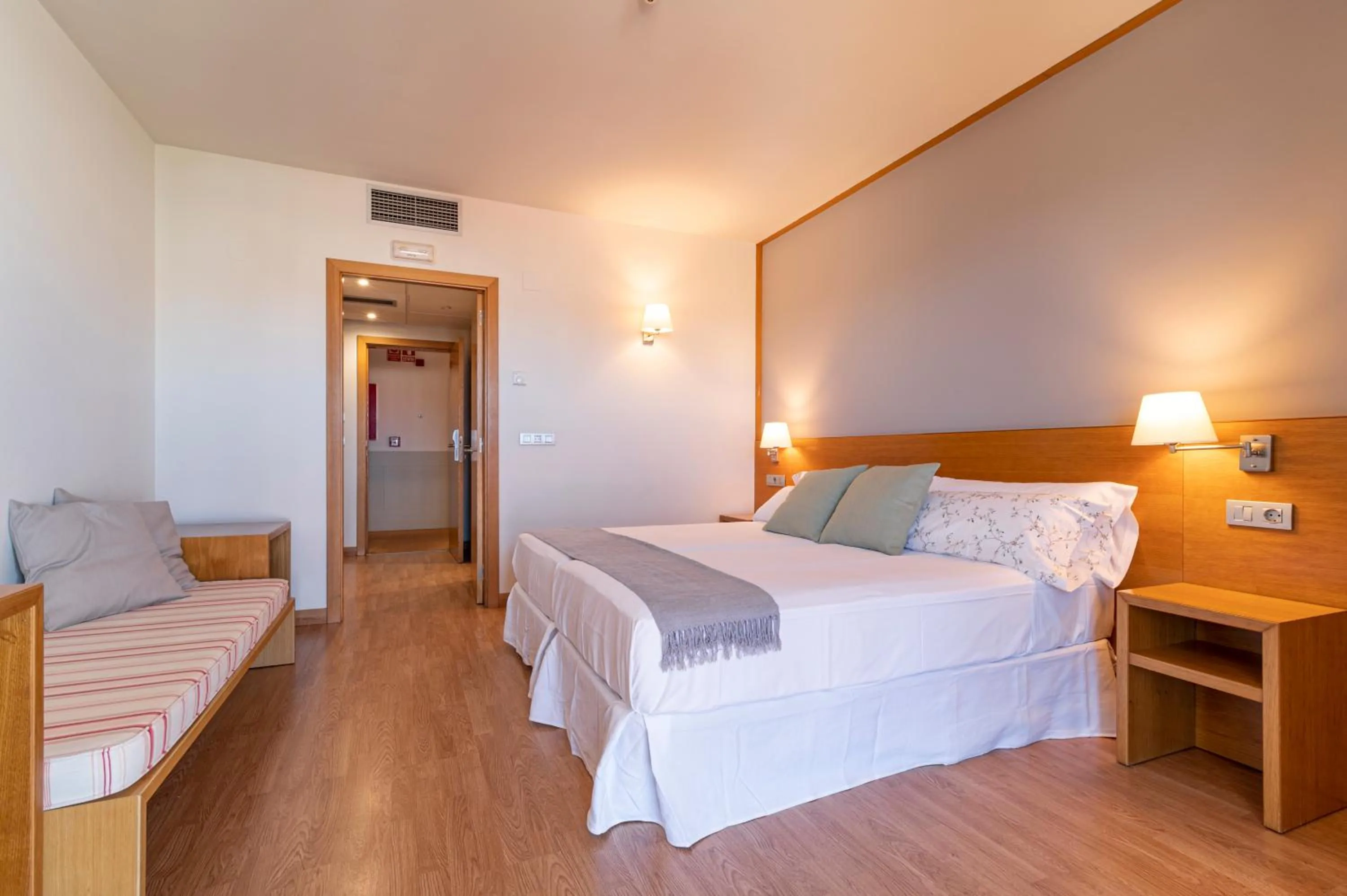 Photo of the whole room, Bed in Hotel Viadero