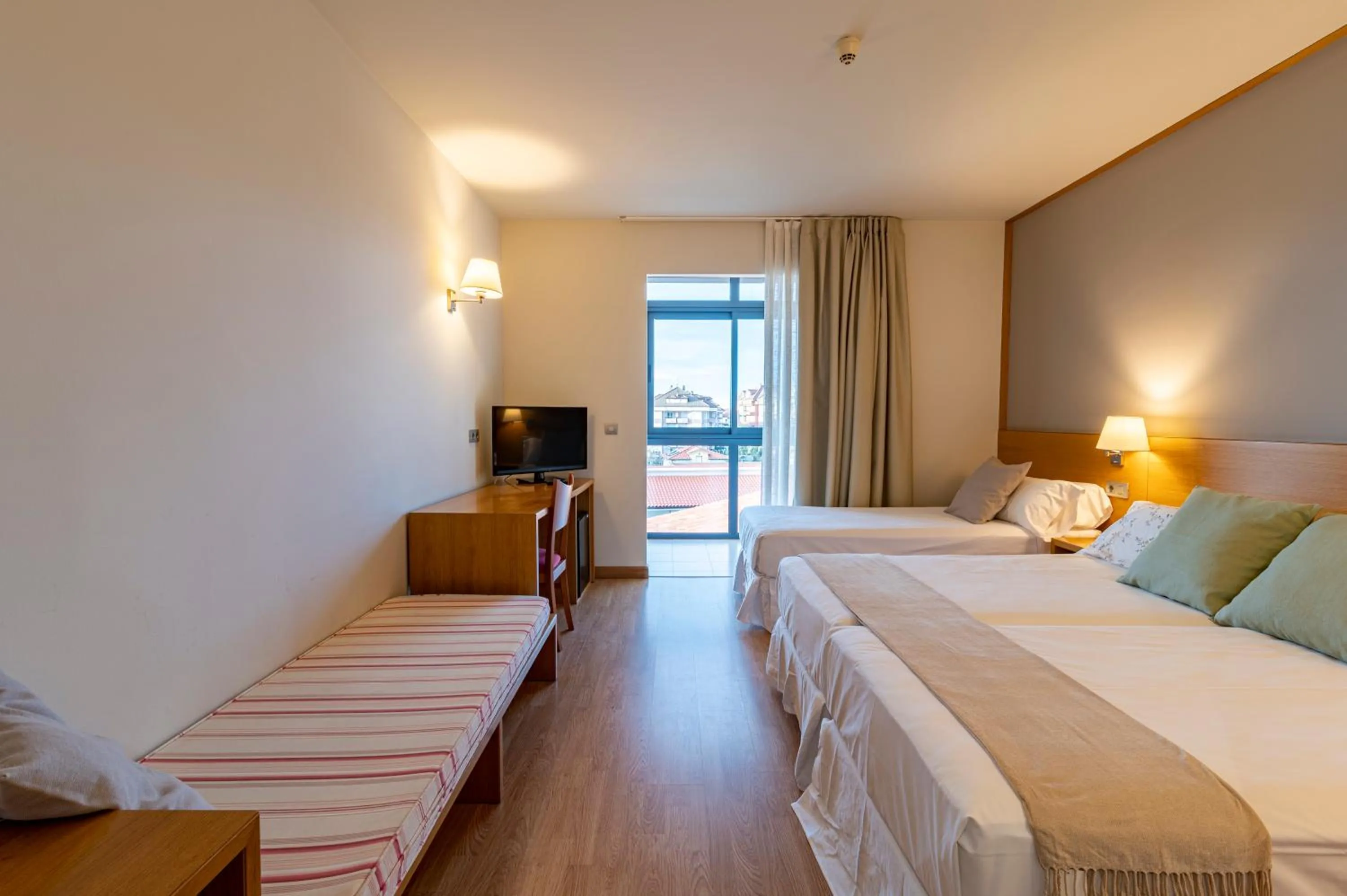 Photo of the whole room, Bed in Hotel Viadero