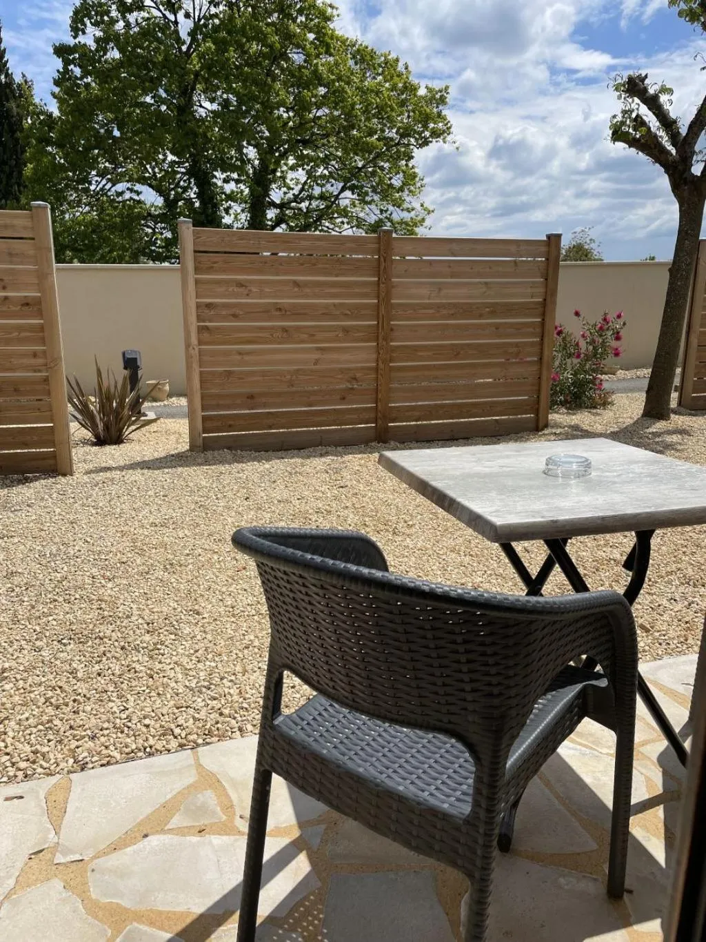 Patio in Hôtel Le Mas del Pechs - Chambres avec terrasse