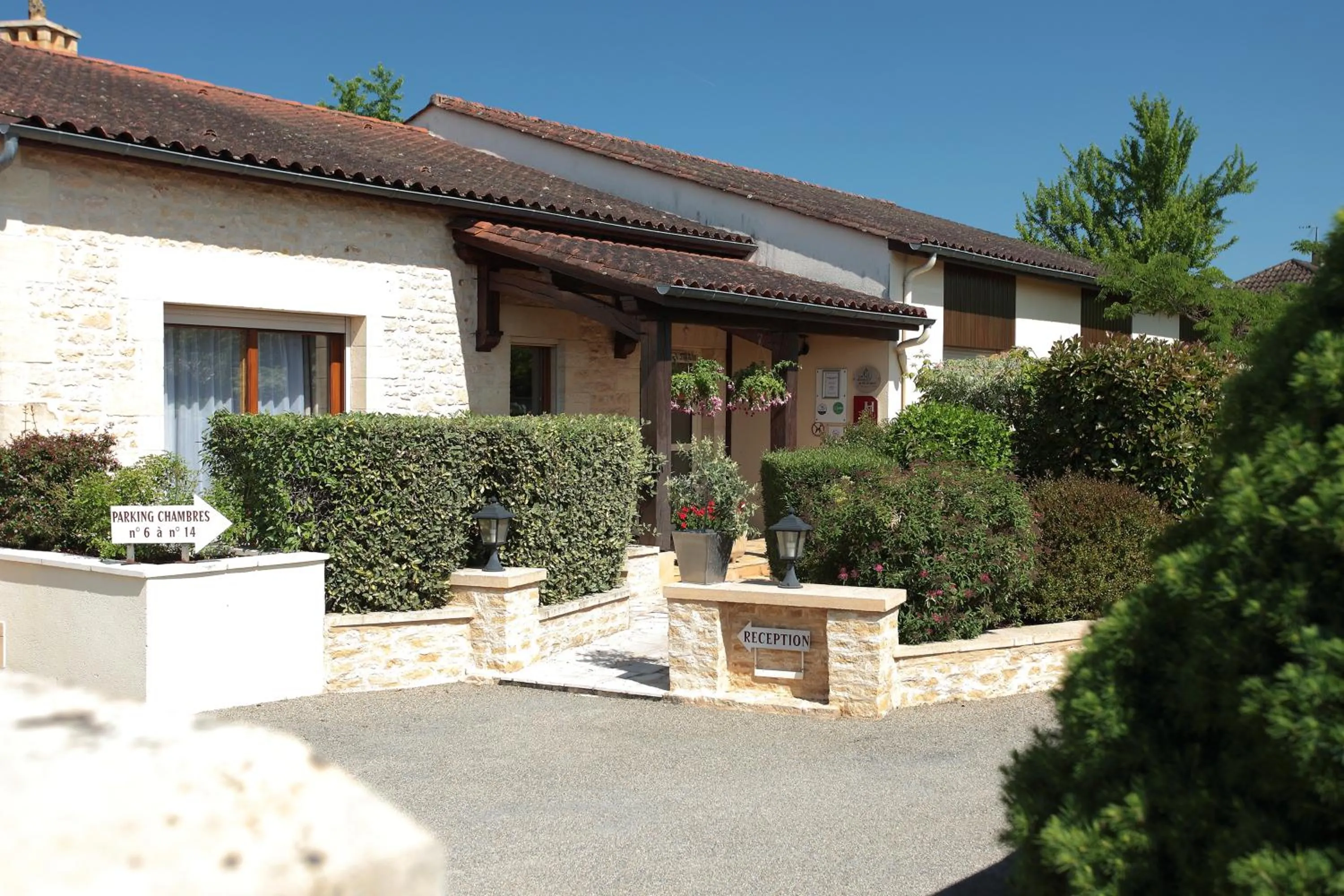 Property building in Hôtel Le Mas del Pechs - Chambres avec terrasse