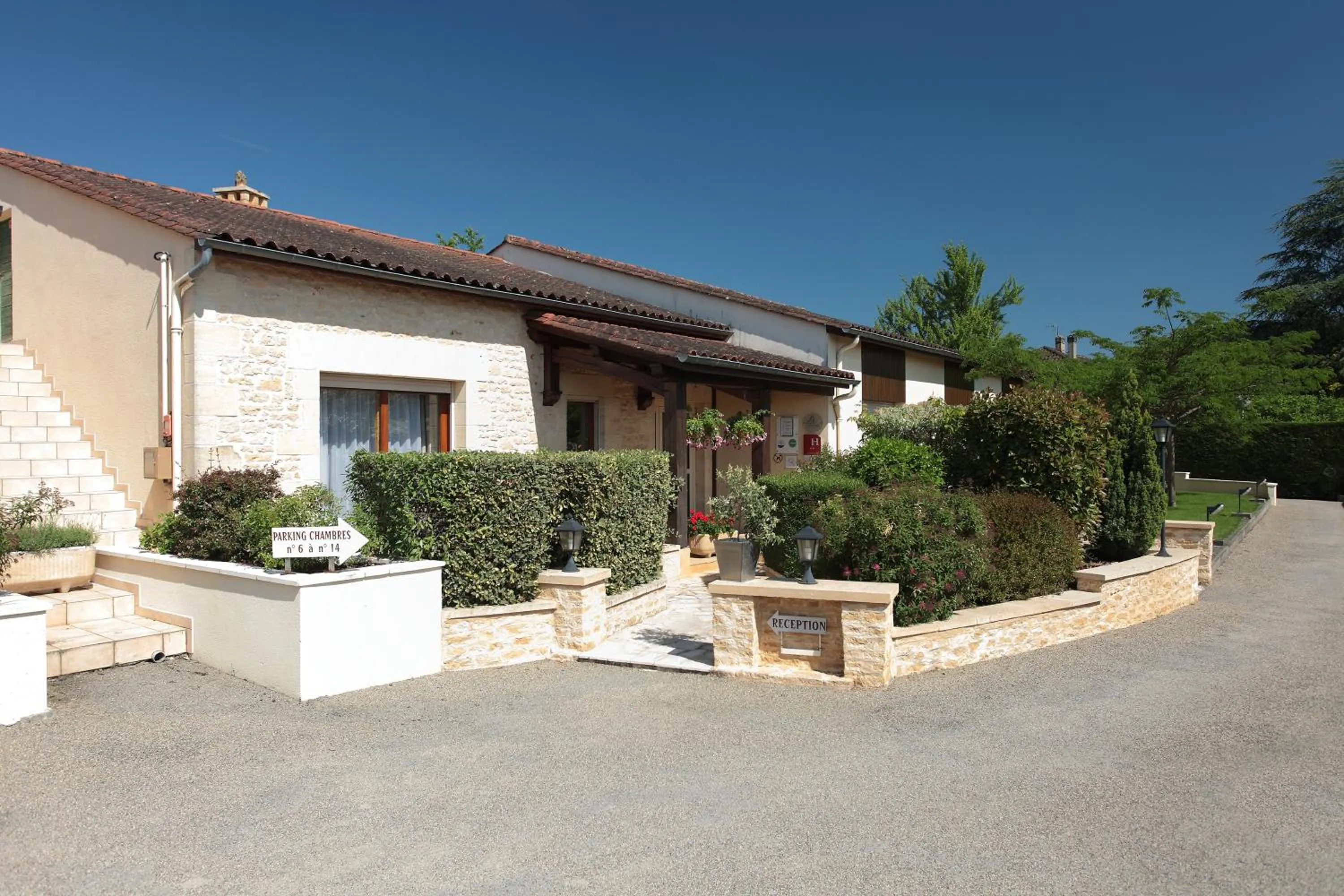 Property building in Hôtel Le Mas del Pechs - Chambres avec terrasse