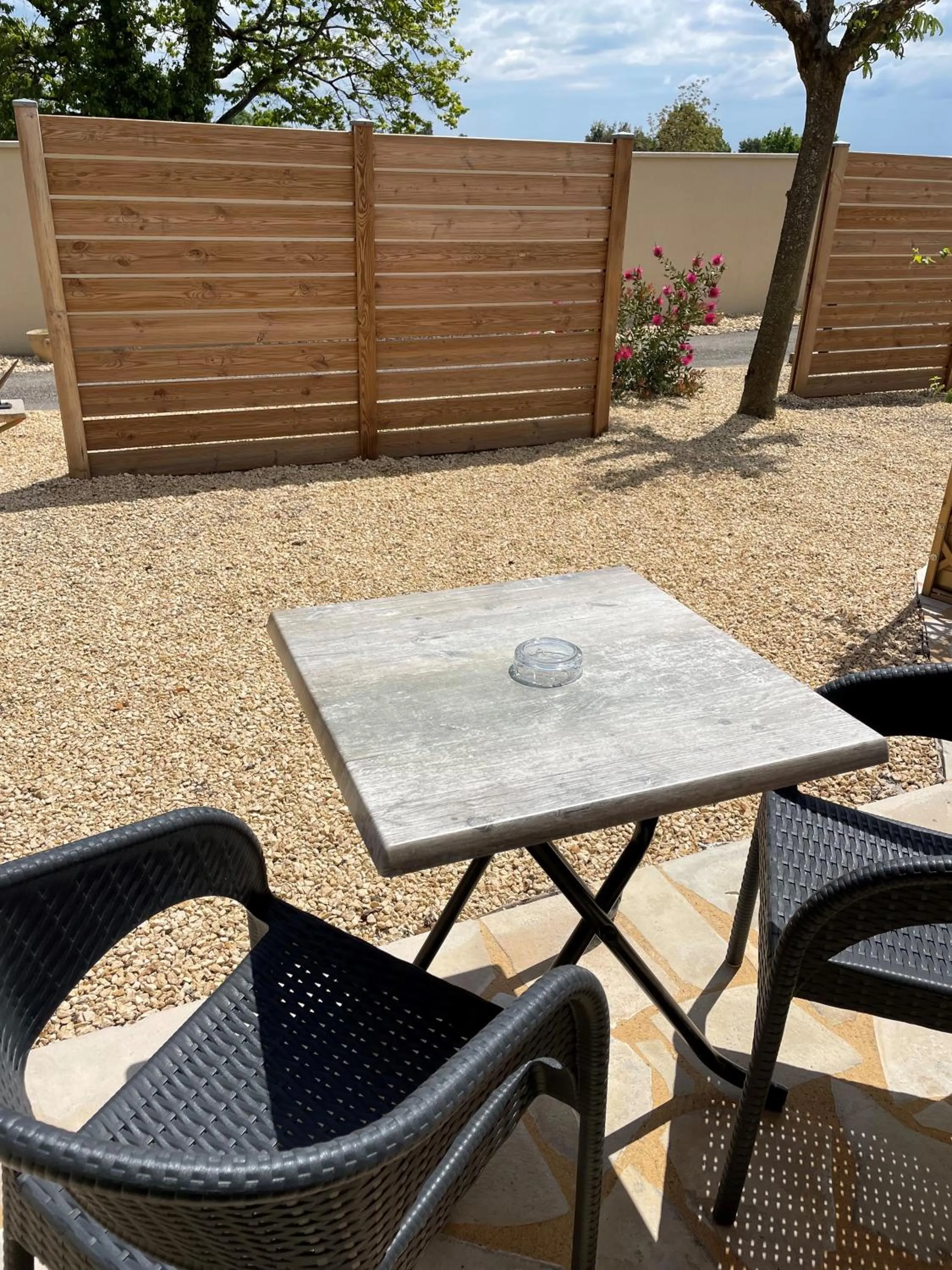 Inner courtyard view in Hôtel Le Mas del Pechs - Chambres avec terrasse