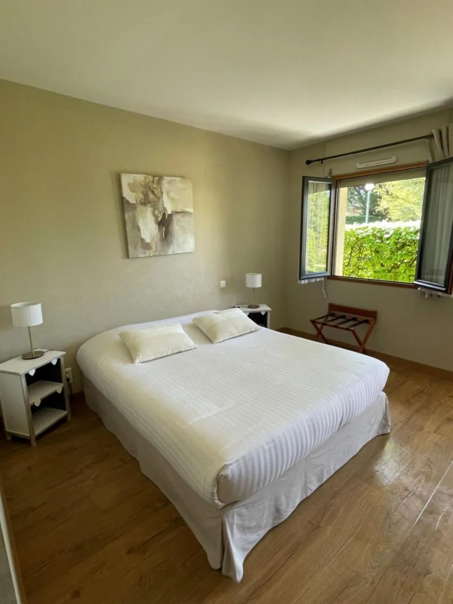 Photo of the whole room, Bed in Hôtel Le Mas del Pechs - Chambres avec terrasse