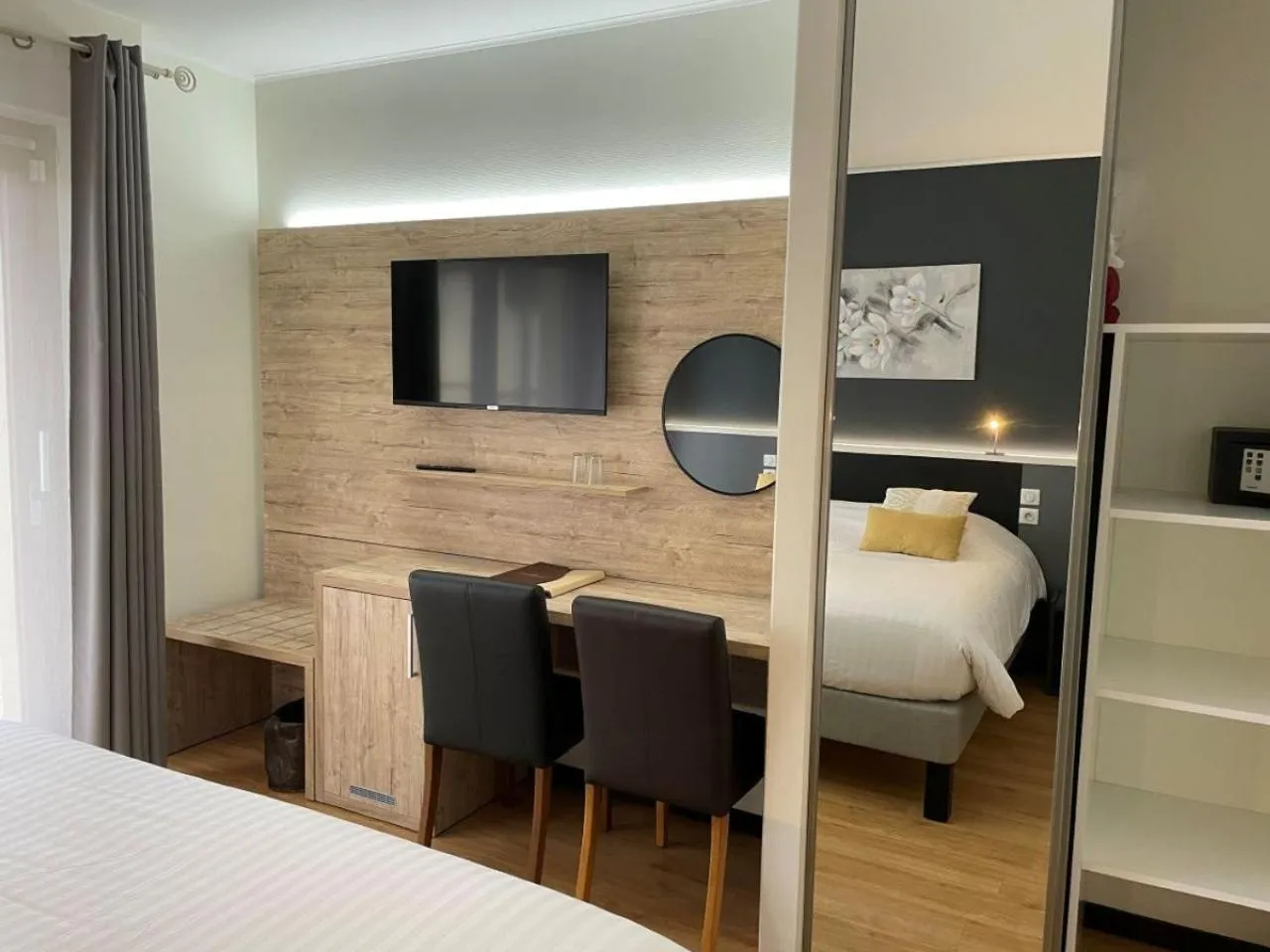 Photo of the whole room, Bed in Hôtel Le Mas del Pechs - Chambres avec terrasse