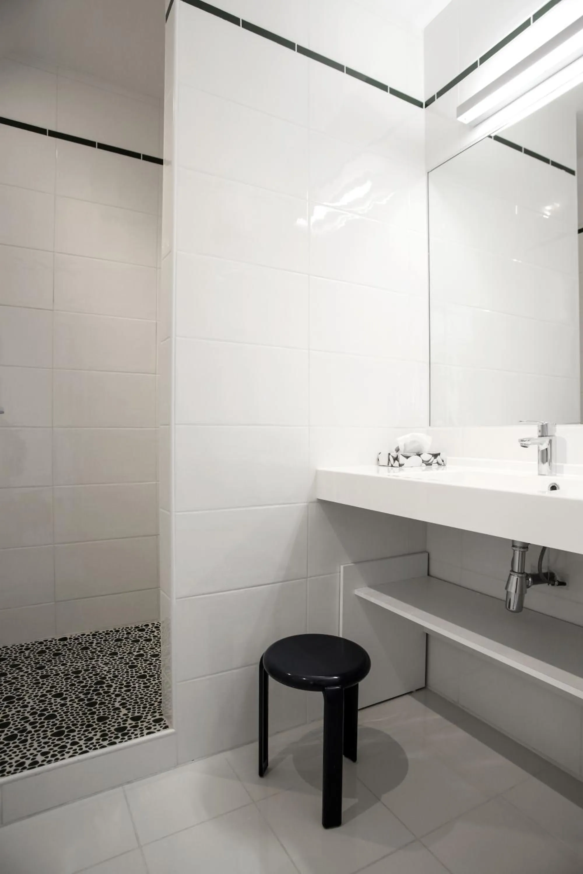 Shower in Hôtel Le Mas del Pechs - Chambres avec terrasse