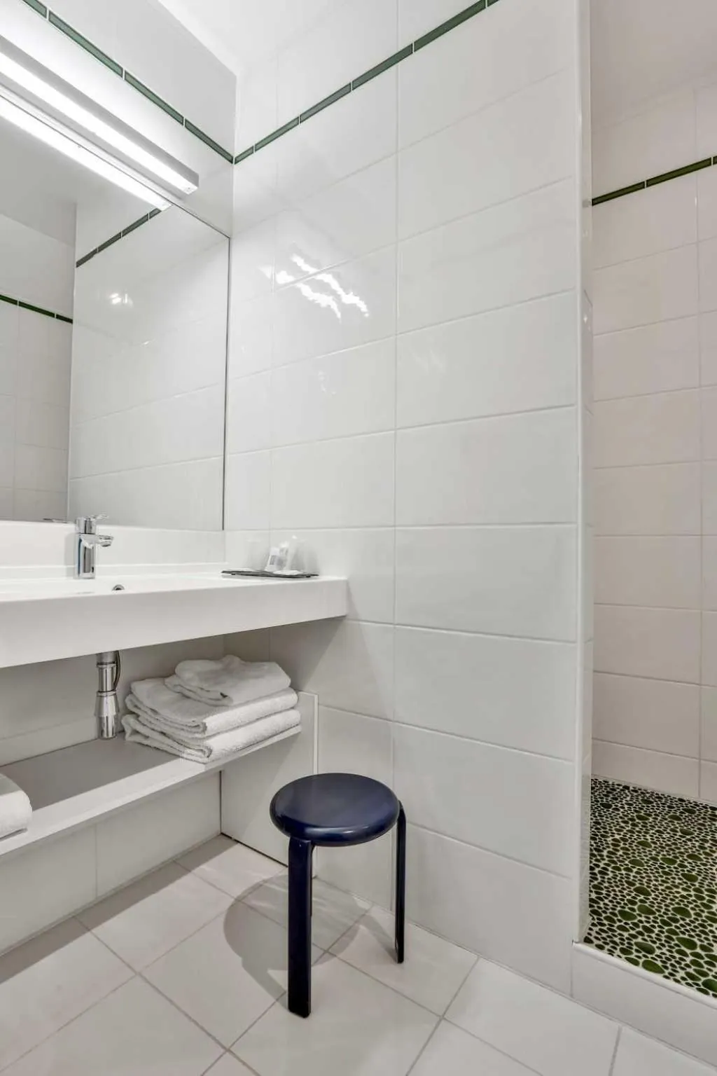 Shower in Hôtel Le Mas del Pechs - Chambres avec terrasse