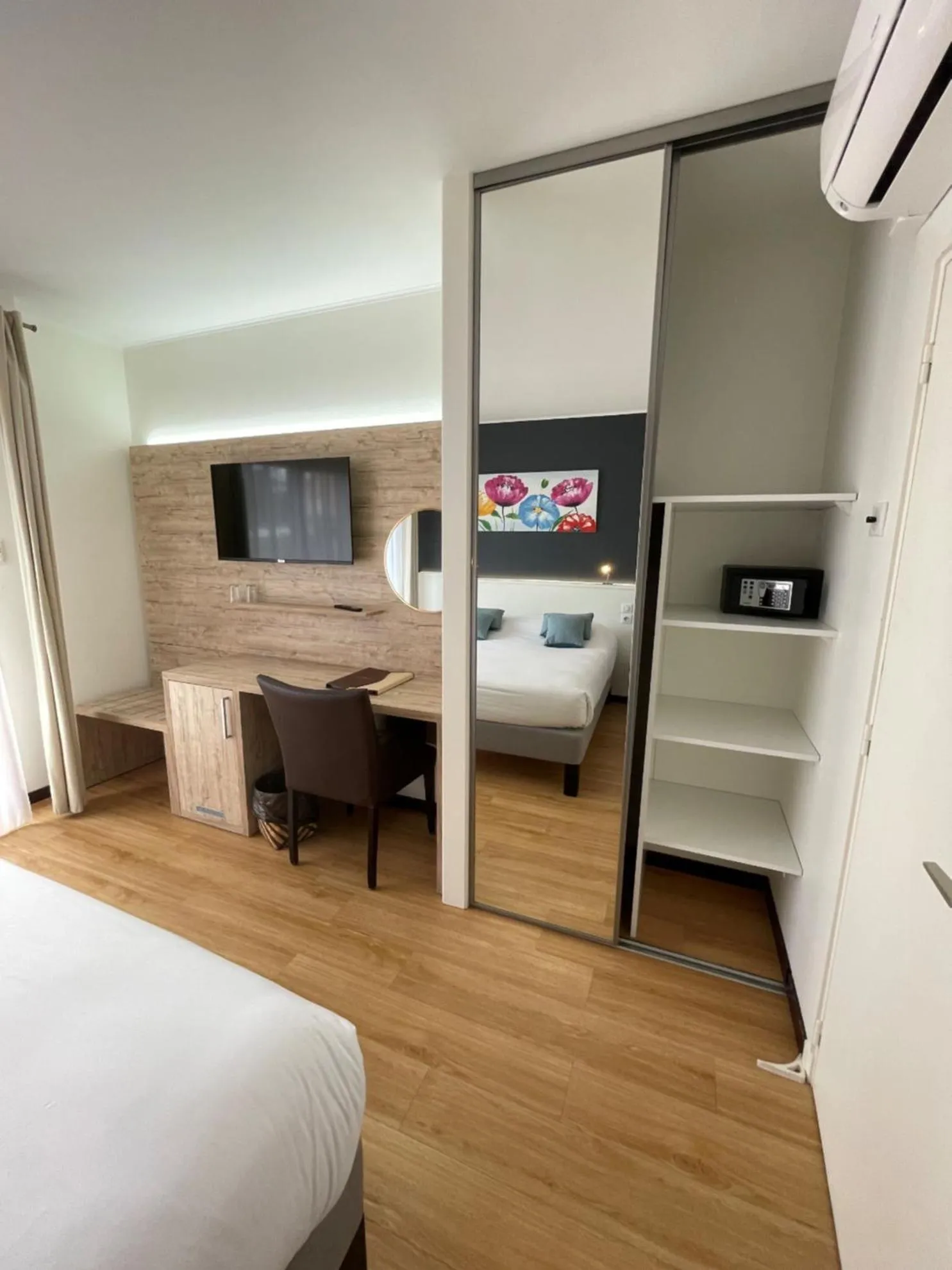 Photo of the whole room, Bed in Hôtel Le Mas del Pechs - Chambres avec terrasse