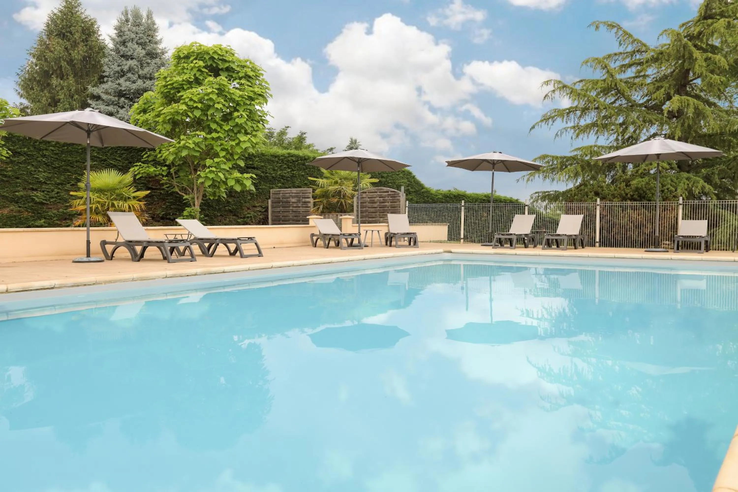 Swimming pool in Hôtel Le Mas del Pechs - Chambres avec terrasse