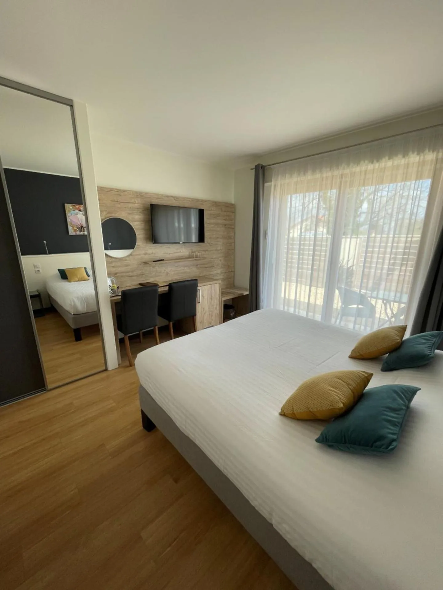 View (from property/room), Bed in Hôtel Le Mas del Pechs - Chambres avec terrasse