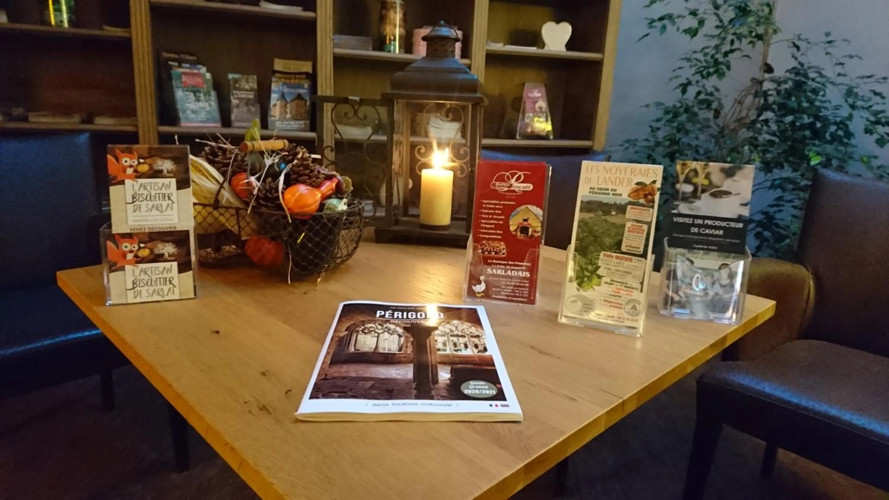 Lobby or reception in Hôtel Le Mas del Pechs - Chambres avec terrasse
