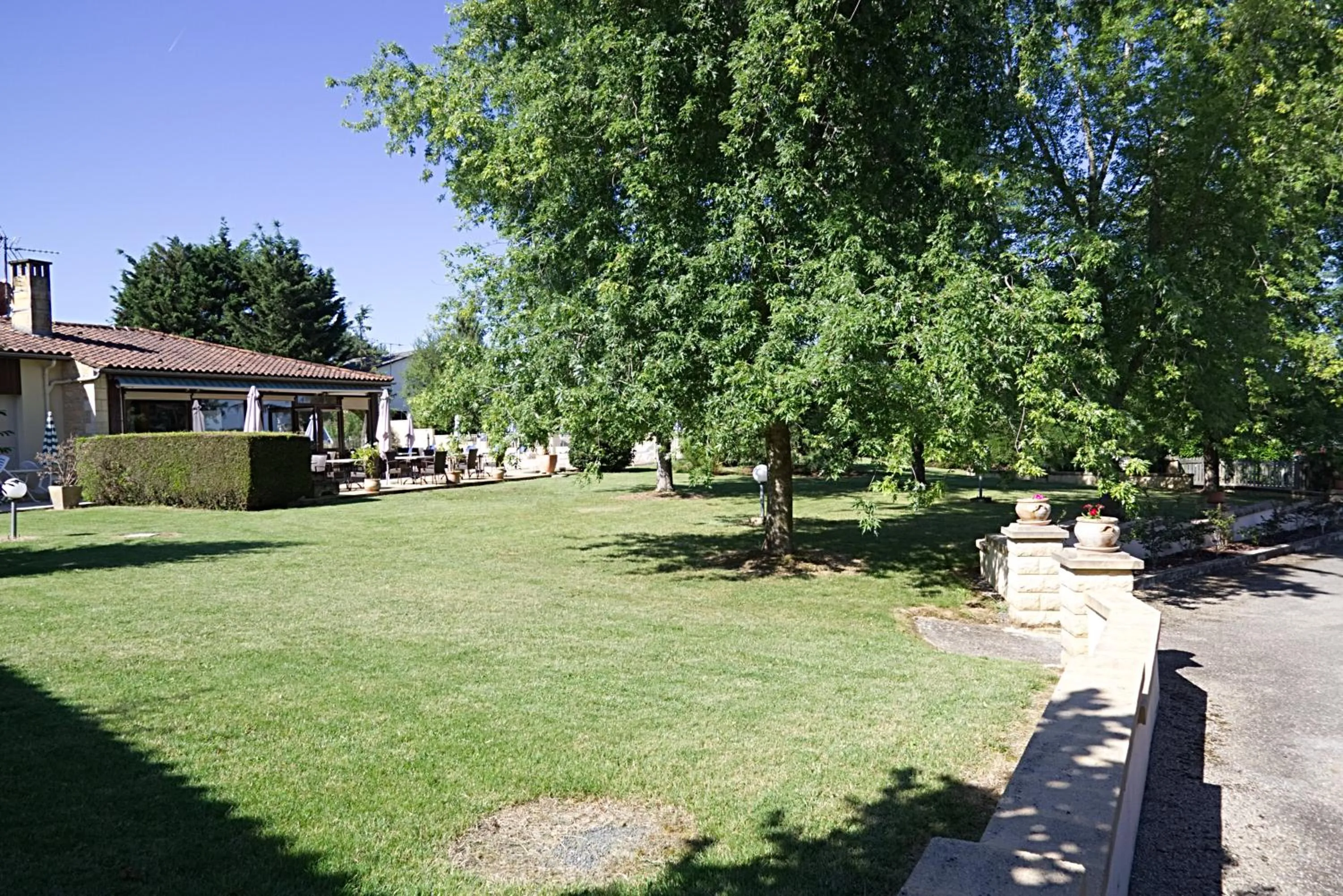 Garden in Hôtel Le Mas del Pechs - Chambres avec terrasse