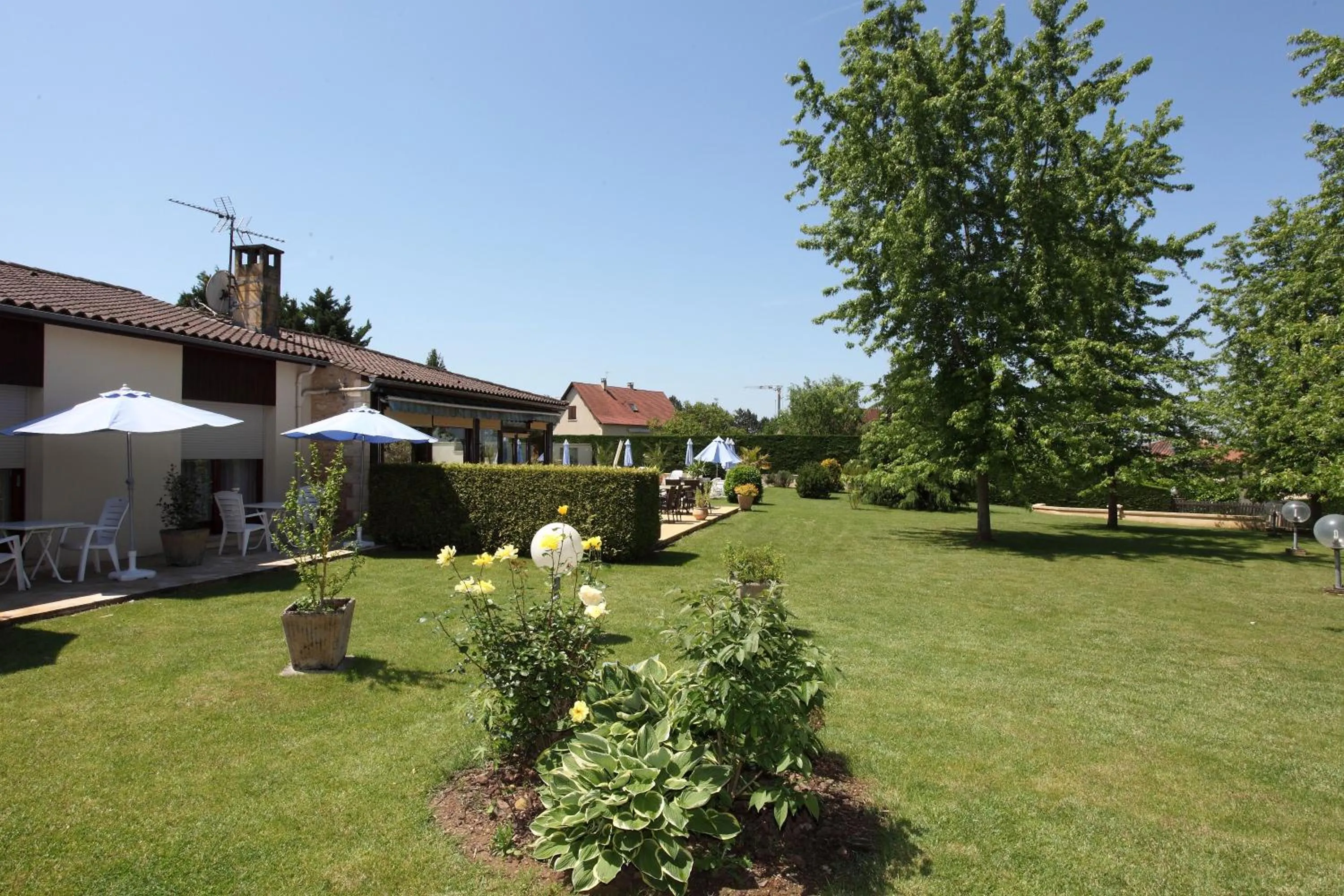 Garden in Hôtel Le Mas del Pechs - Chambres avec terrasse