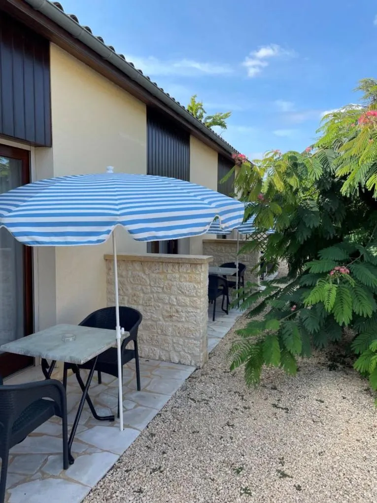 Patio in Hôtel Le Mas del Pechs - Chambres avec terrasse