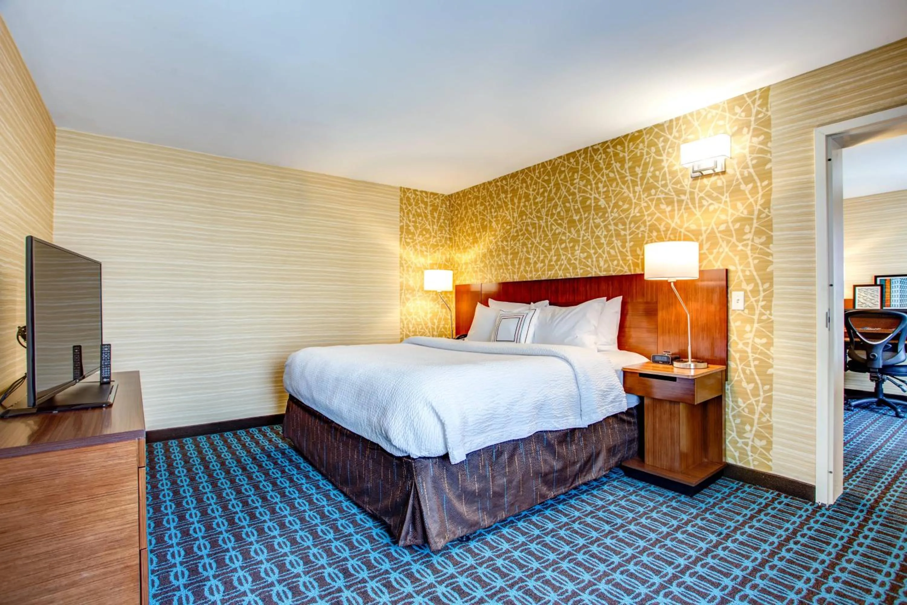 Bedroom, Bed in Fairfield Inn & Suites by Marriott Springfield Holyoke