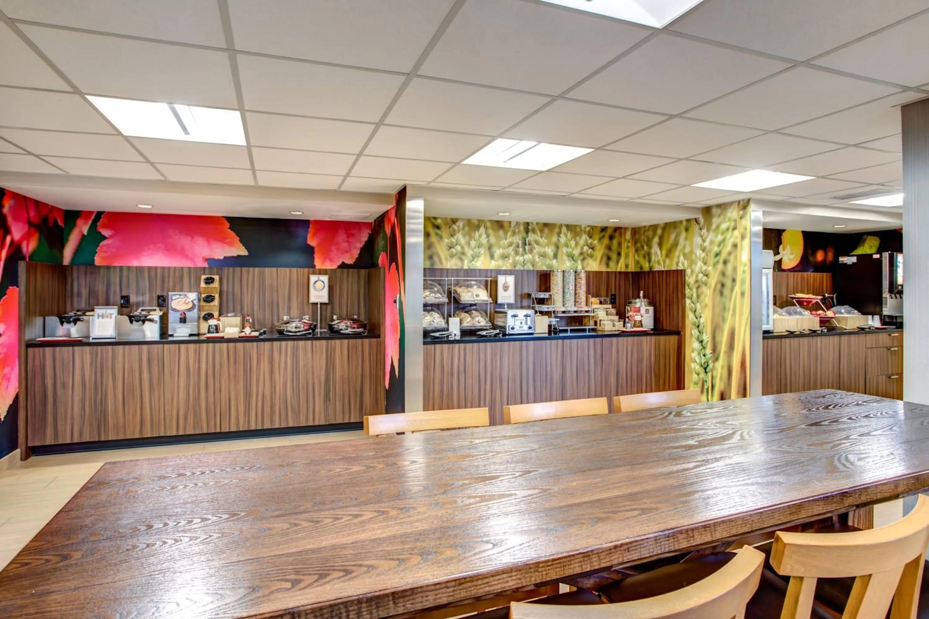 Breakfast in Fairfield Inn & Suites by Marriott Springfield Holyoke