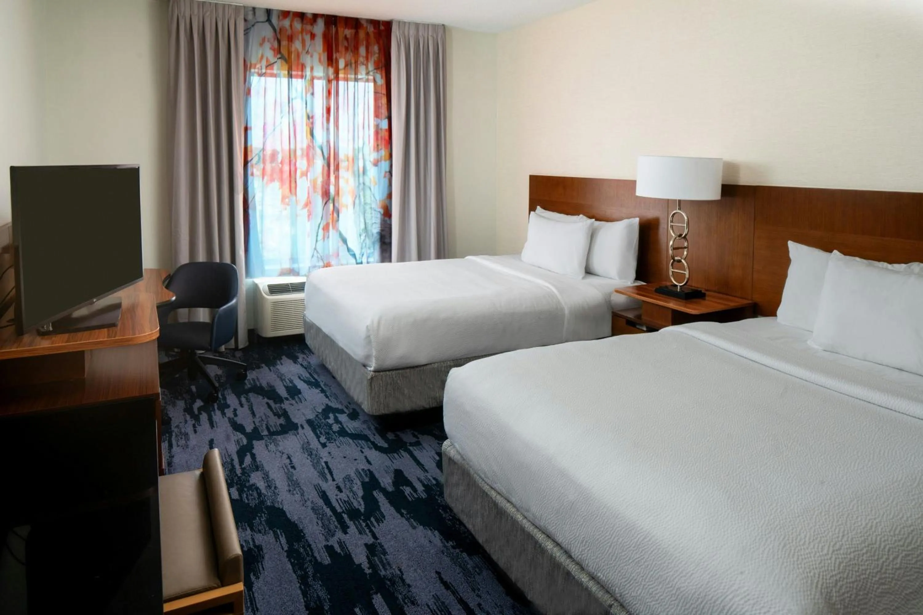 Photo of the whole room, Bed in Fairfield Inn & Suites by Marriott Savannah Midtown