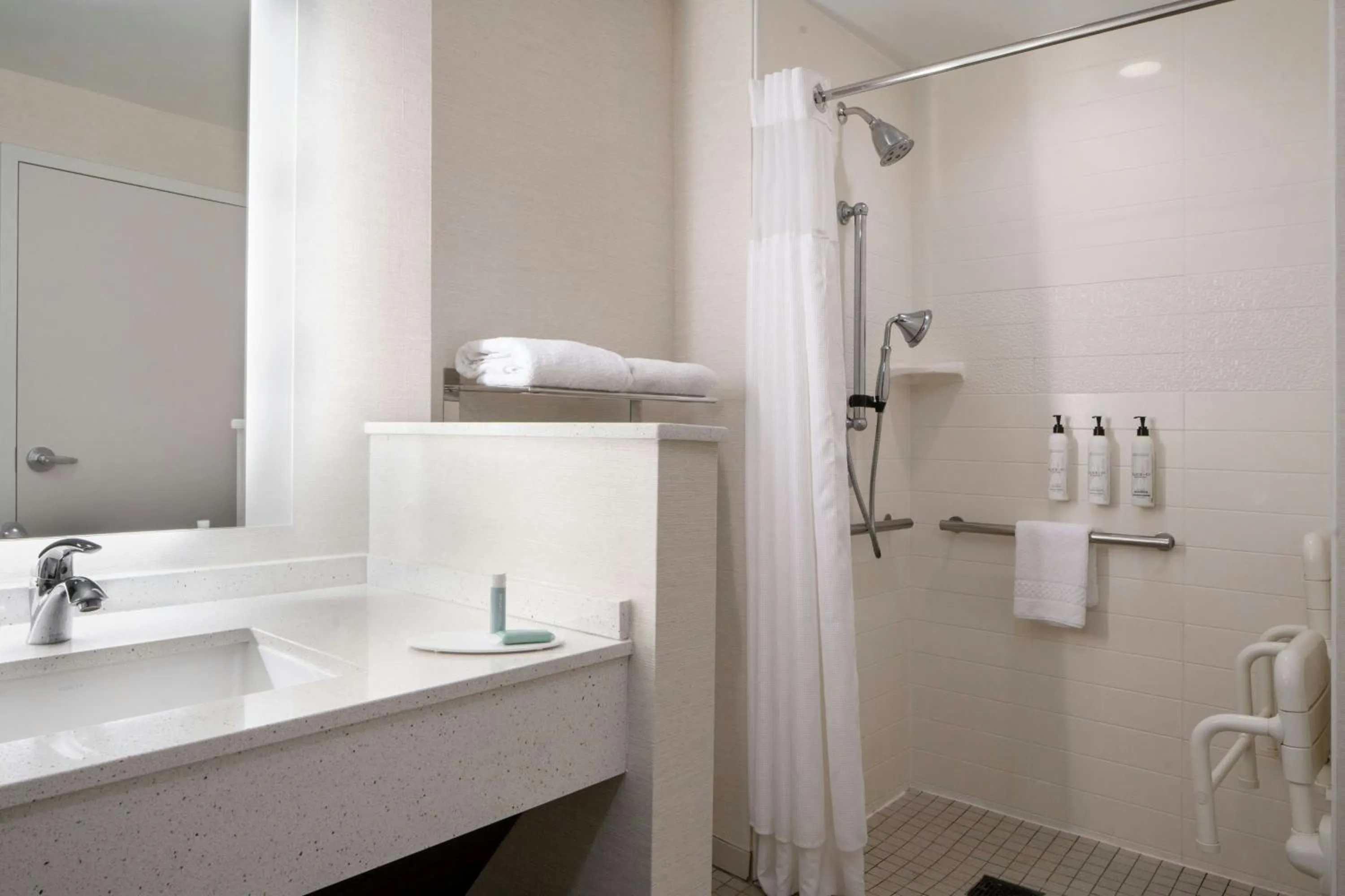 Bathroom in Fairfield Inn & Suites by Marriott Savannah Midtown