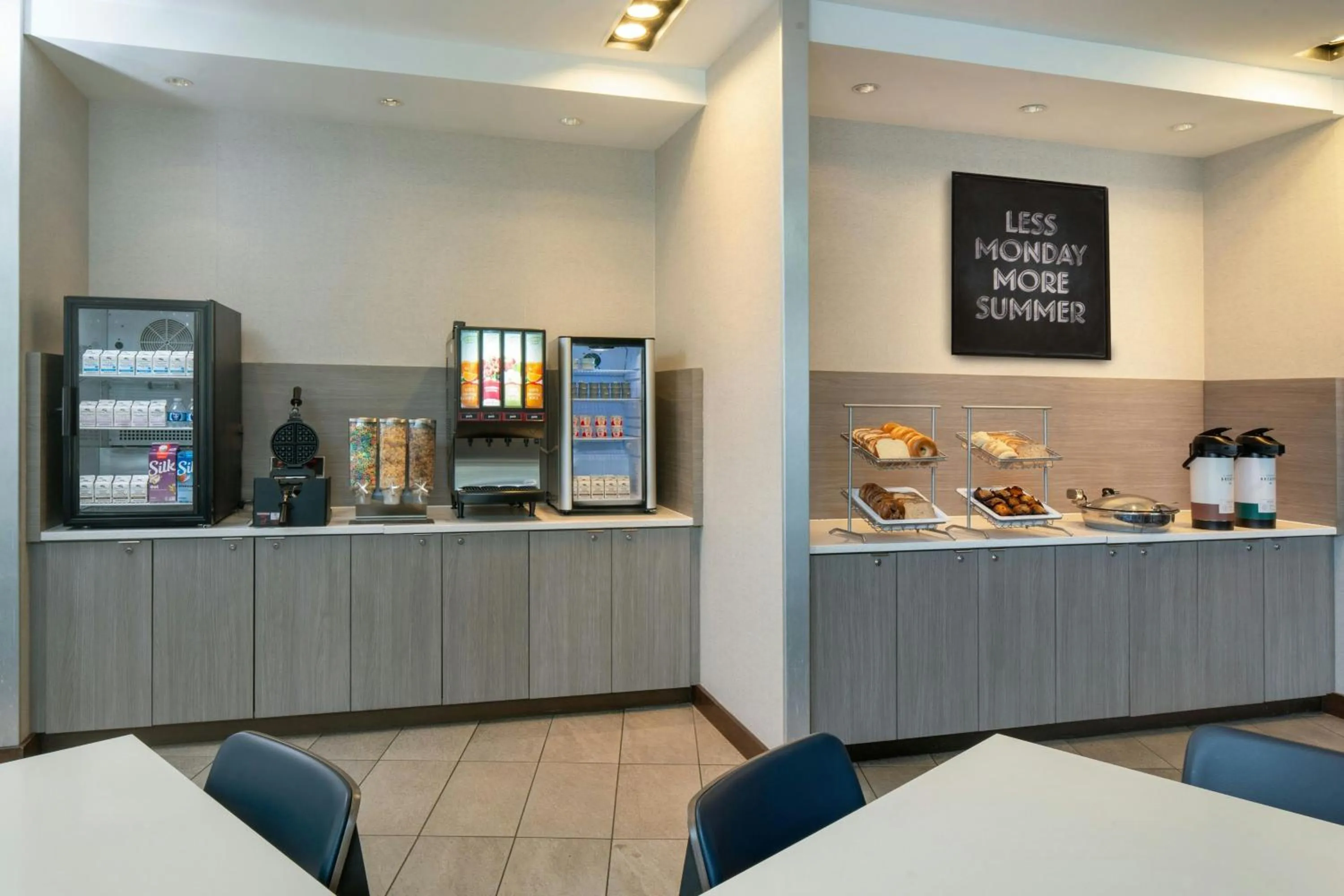 Breakfast in Fairfield Inn & Suites by Marriott Savannah Midtown