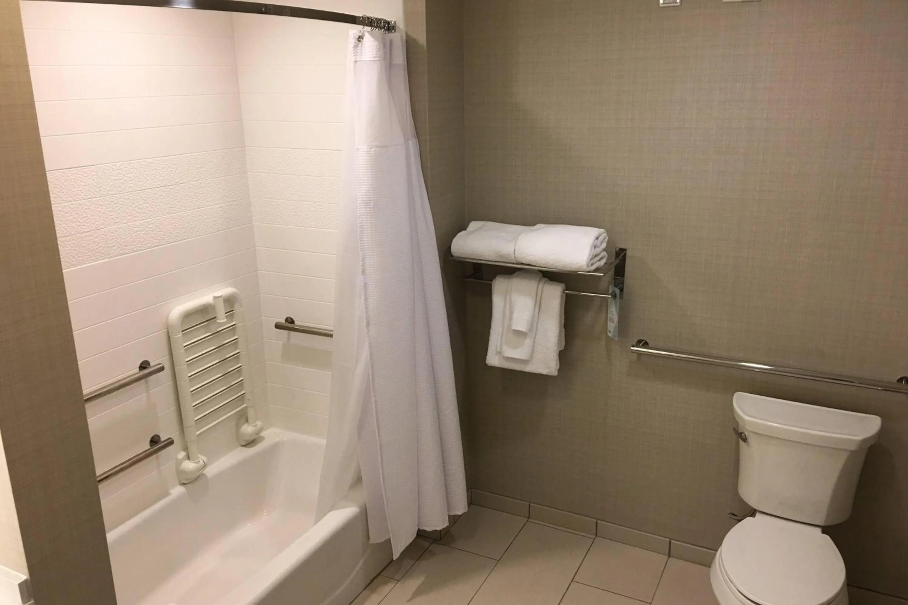 Bathroom in Fairfield Inn & Suites by Marriott Savannah Midtown