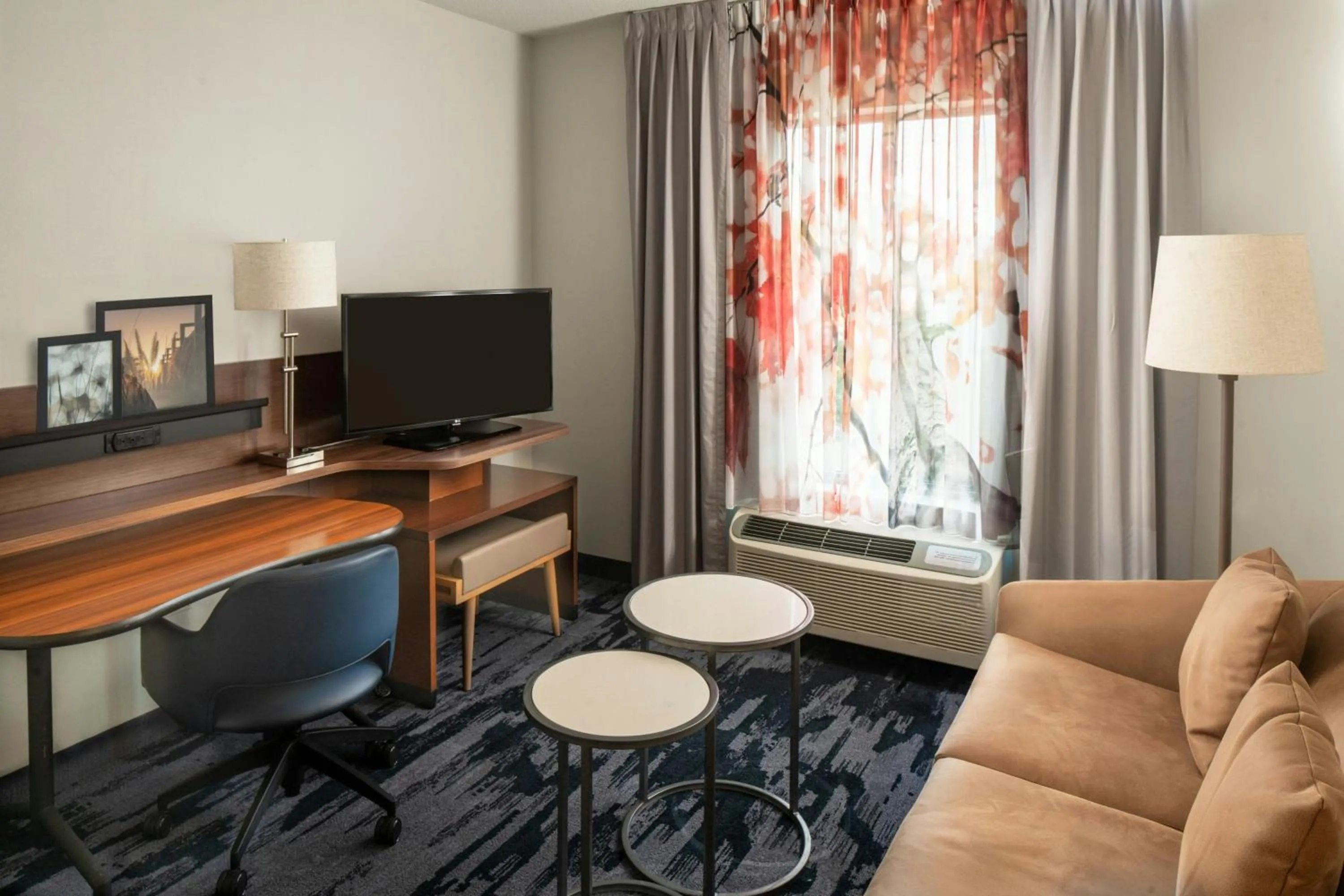 Living room in Fairfield Inn & Suites by Marriott Savannah Midtown