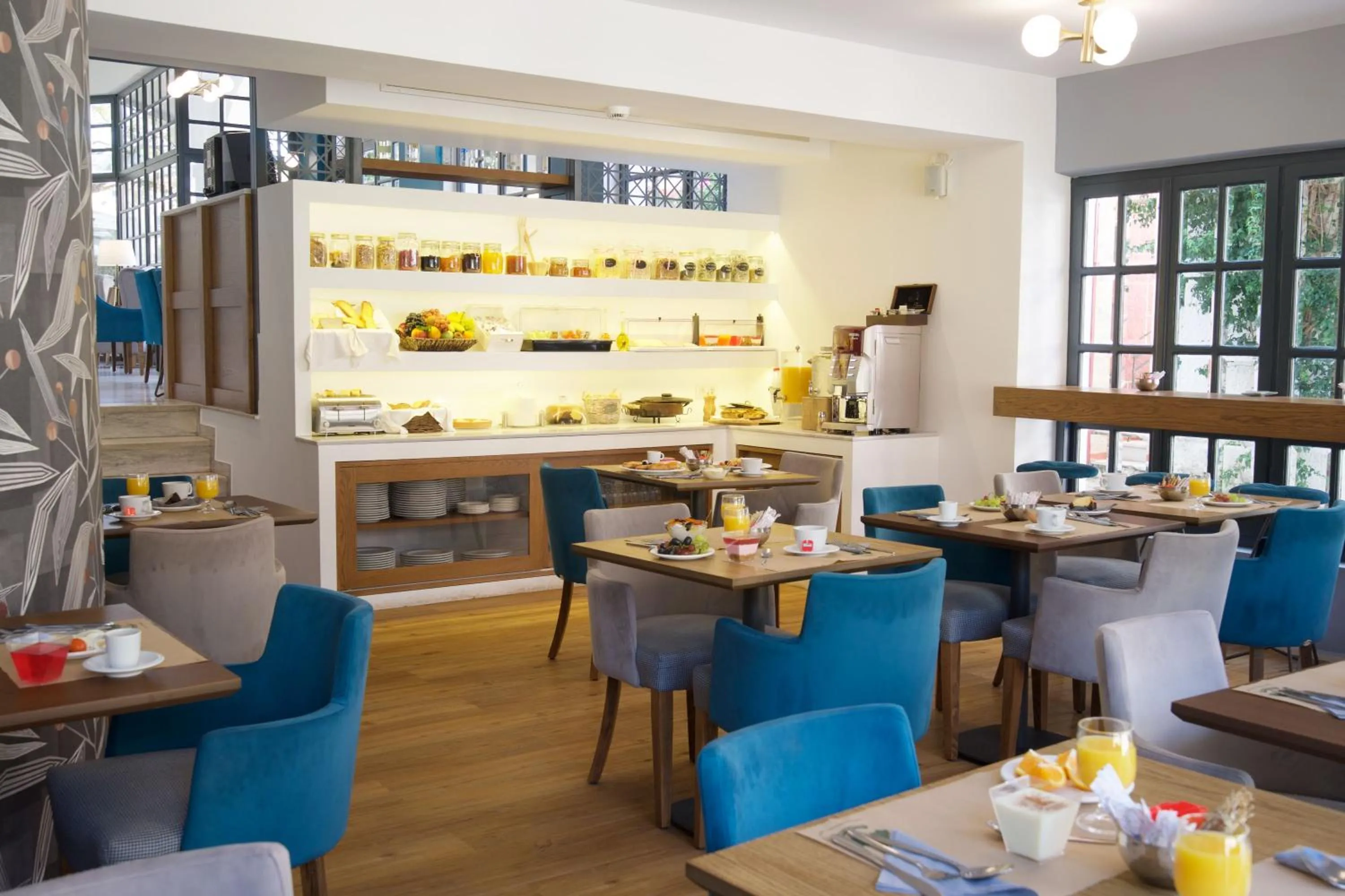 Restaurant/places to eat in Mirabel CityCenter Hotel