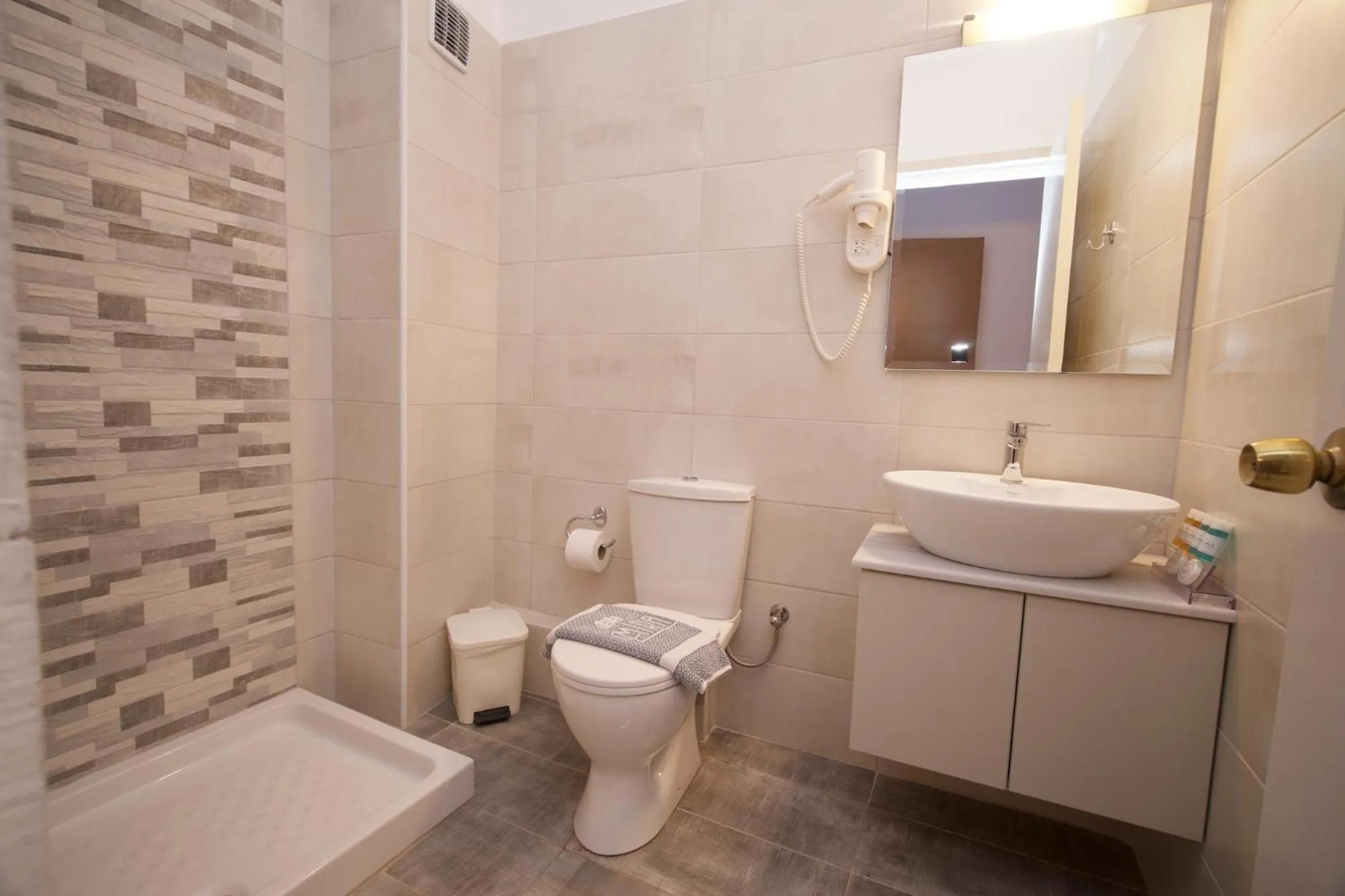 Bathroom in Mirabel CityCenter Hotel