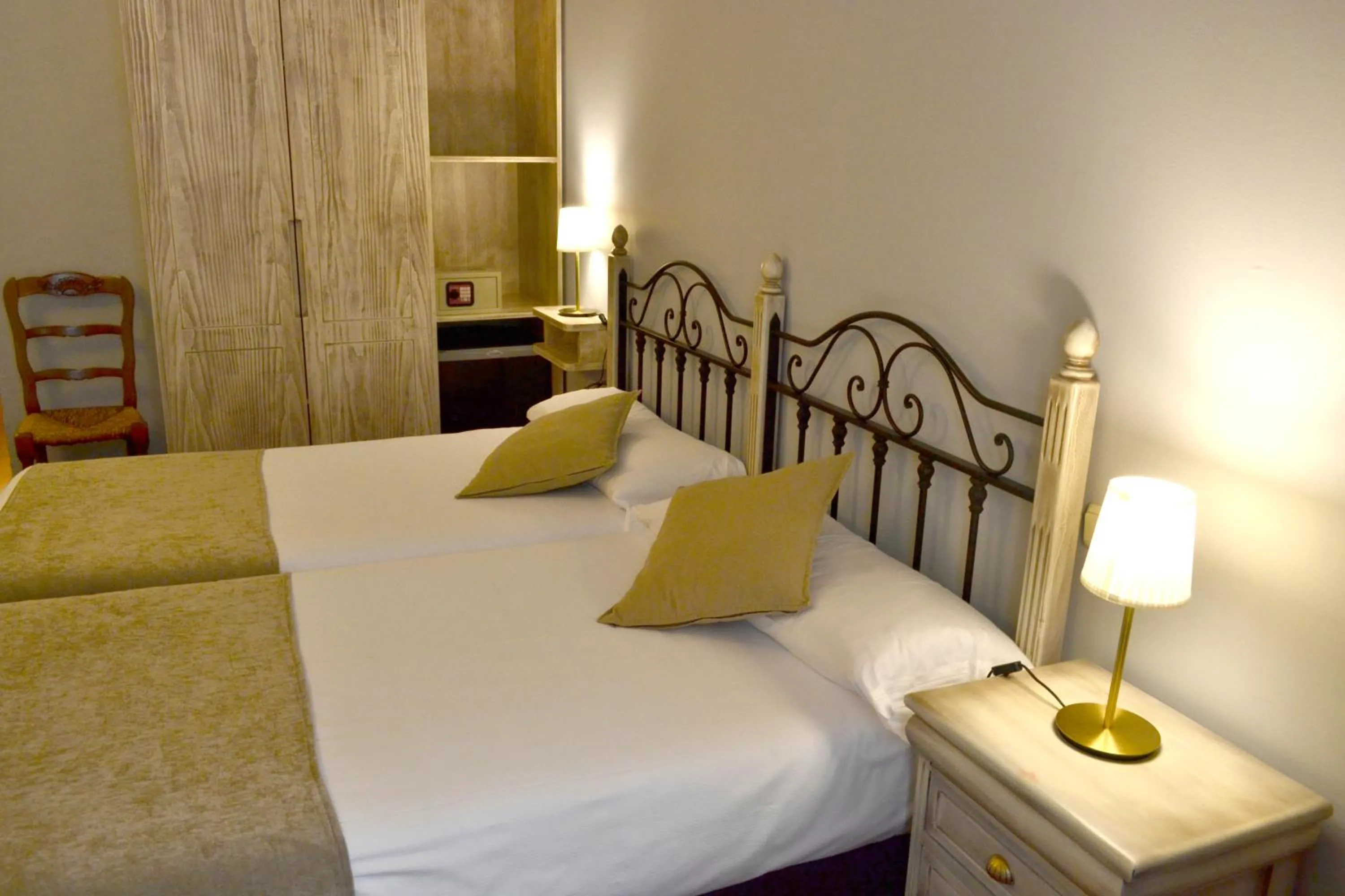 Photo of the whole room, Bed in Hotel Alda Vía León