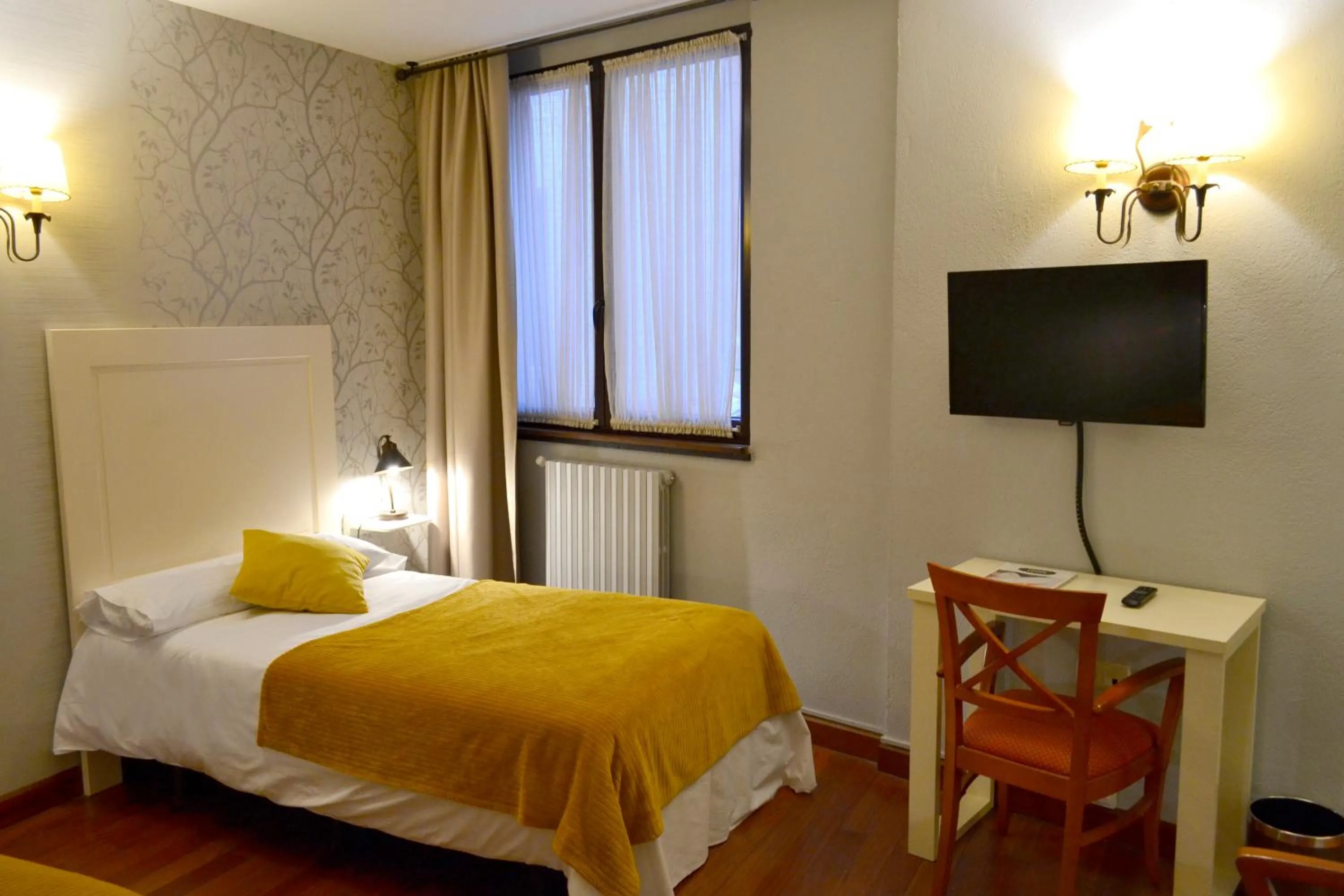 Photo of the whole room, Bed in Hotel Alda Vía León