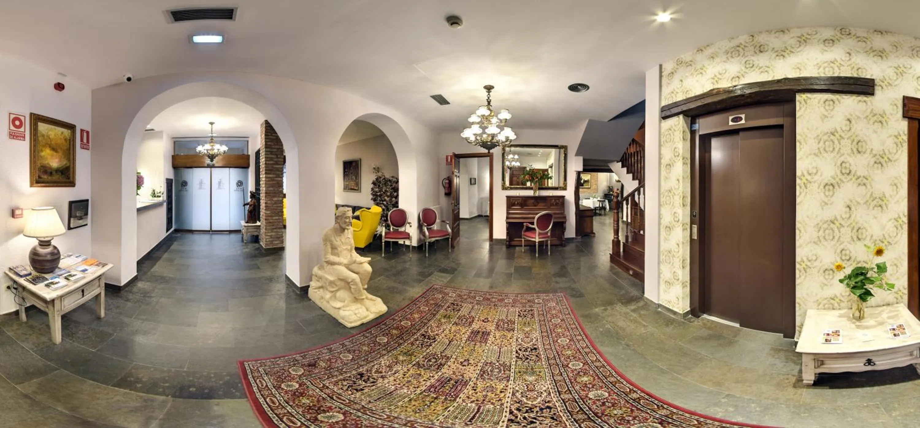 Communal lounge/ TV room in Hotel Alda Vía León