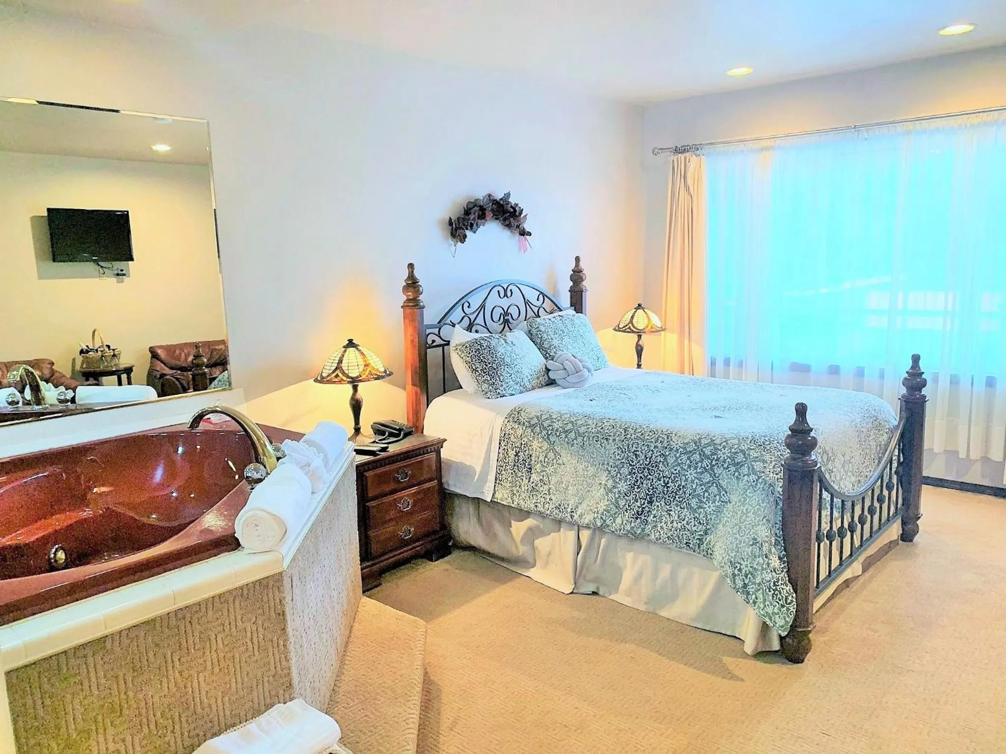 Bed in Breakers Boutique Inn